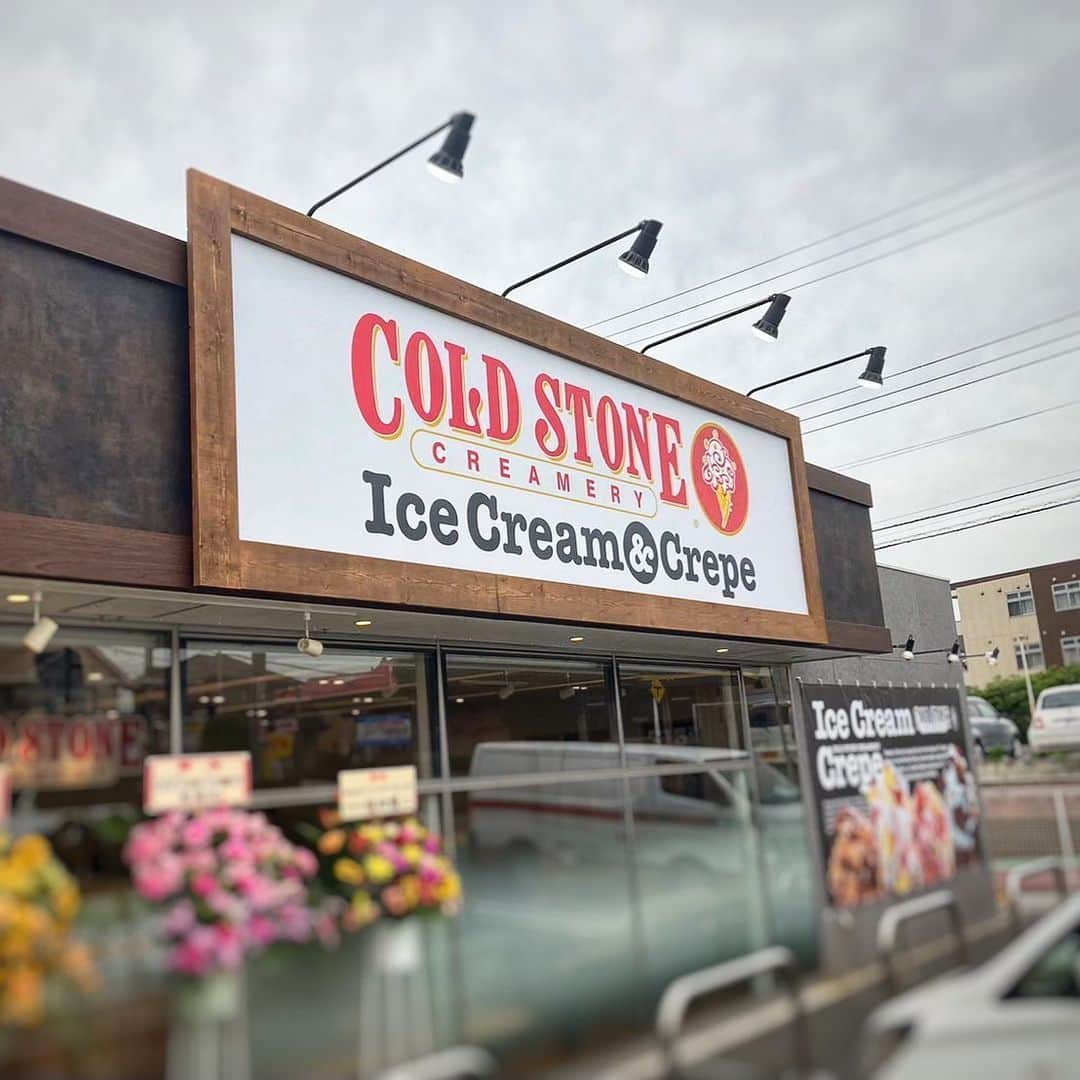 コールド・ストーン・クリーマリー・ジャパンのインスタグラム：「. ／ 本日OPEN 船橋店 🍨🌊 ＼  ちょっぴり曇り空ですが、 無事オープンしました！！☁️🥳.°  当店舗はアイスクリームだけでなく、人気のアイスクリーム商品をクレープにアレンジした店舗限定 「オリジナルクレープ」 も登場いたします！  また、オープンを記念し、7月13日（木）～ 7月17日（月・祝）の5日間、船橋店にご来店・ご購入いただいた全てのお客様に、 「クレープ100円OFFチケット」 プレゼント！🎁  有効期限内に本チケットを1枚スタッフへご提示いただき、対象のクレープ商品を1点ご購入いただきますと、税込価格から100円割引いたします。（コールドストーン 船橋店のみで配布・実施）  駐車場を完備した店舗のため、車などの利便性も高く、気軽にお立ち寄りいただけます。「築地銀だこ」 との併設店舗となっておりますので、おひとり様だけでなく、ご家族やご友人など幅広いシーンでご利用ください！  📍〒273-0047　 千葉県船橋市藤原7-34-40 　　※東武野田線馬込沢駅近く、木下街道沿い  電話番号：047-404-7500 客席数：22席 駐車場：16台  #コールドストーン #コールドストーンクリーマリー #新店舗オープン #船橋グルメ #船橋スイーツ #馬込沢 #馬込沢駅 #アイスクリーム #クレープ #coldstone #coldstonecreamery #スイーツ好きな人と繋がりたい #アイス好きな人と繋がりたい #アイス部」