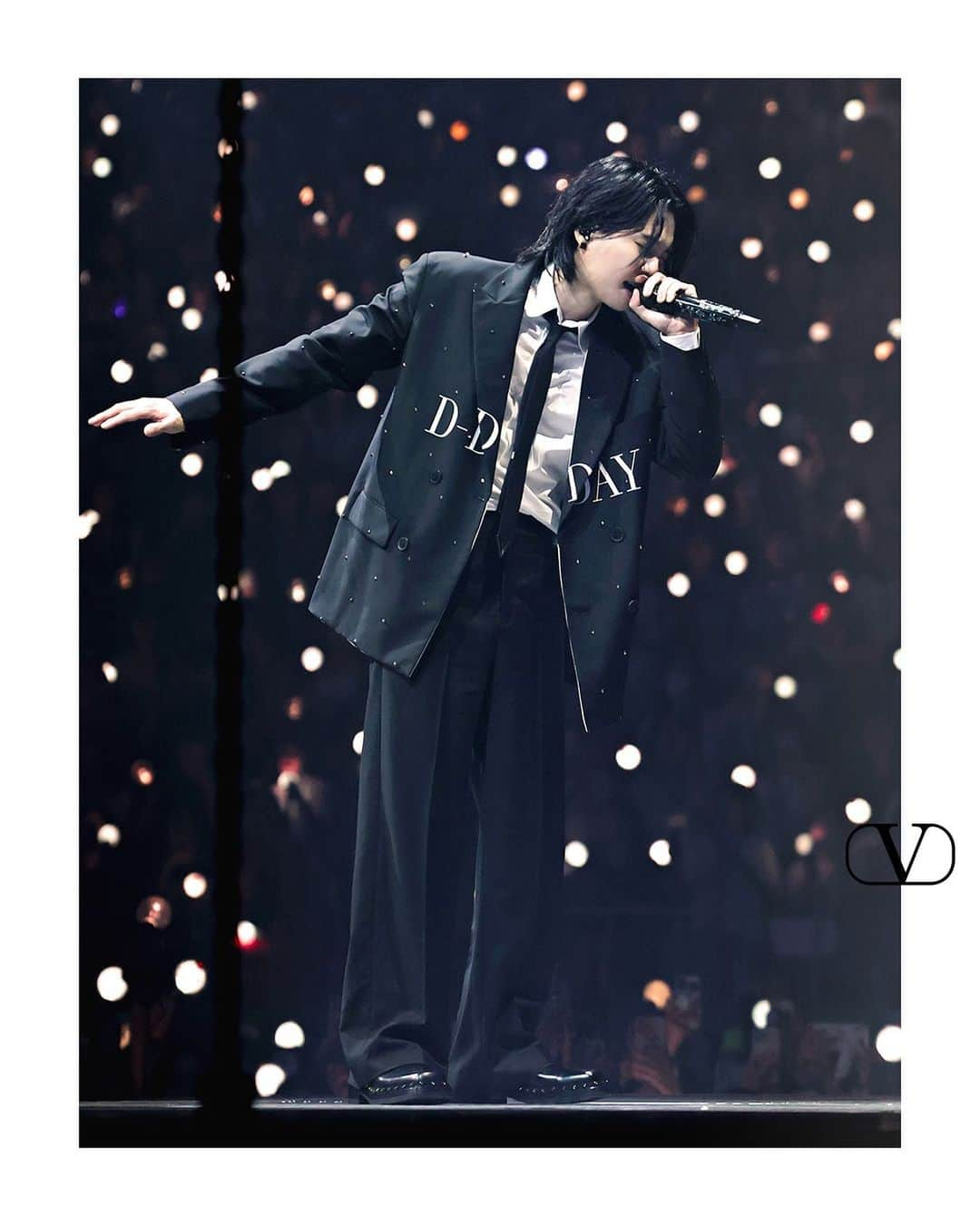 Valentinoさんのインスタグラム写真 - (ValentinoInstagram)「#SUGA (@agustd) of BTS is seen on stage in Seoul wearing custom Valentino.​ ​ For the last stop on his D-Day tour, the Brand Ambassador and #ValentinoDiVas opted for a "D-Day" double-breasted suit and #ValenTie, custom-made for him by Creative Director @pppiccioli」7月13日 18時30分 - maisonvalentino