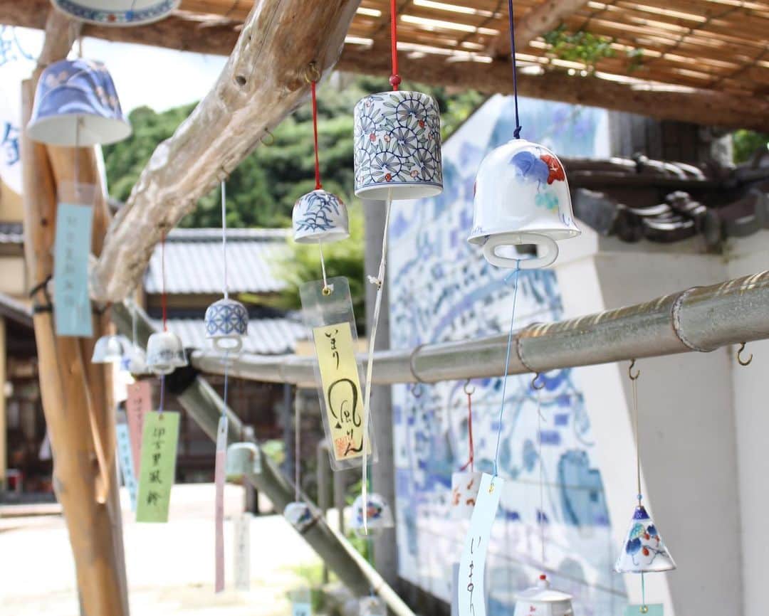 九州電力さんのインスタグラム写真 - (九州電力Instagram)「伊万里焼の風鈴が奏でる涼やかな音色🎐 . ------------------- 行ってみたいと思った方は 「🎐（風鈴）」をコメントしてね ------------------- . 佐賀県伊万里市で8月31日まで開催されている「伊万里大川内山風鈴まつり」では、江戸時代鍋島藩の御用窯が置かれていた大川内山地区に伊万里焼の風鈴が飾られるイベントです。30ある窯元の店先に約1000個の風鈴が飾られます。 . 一つ一つ音色が違う磁器風鈴が緑の山々に囲まれた秘窯の里に涼し気な音を響かせます🎐 . 【伊万里大川内山　風鈴まつり】 ・期 間：~8月31日(木)まで ・場 所：伊万里市大川内山一帯 . ※写真提供：佐賀県観光連盟、伊万里鍋島焼協同組合 ※写真は過去に撮影されたものです。 . お届けする九州の風景が、皆さまの元気や癒しになれば幸いです☘️ . #九州電力 #佐賀 #大川内山 #伊万里市 #伊万里大川内山 #伊万里焼 #風鈴まつり #伊万里大川内山風鈴まつり」7月17日 17時00分 - kyuden_official