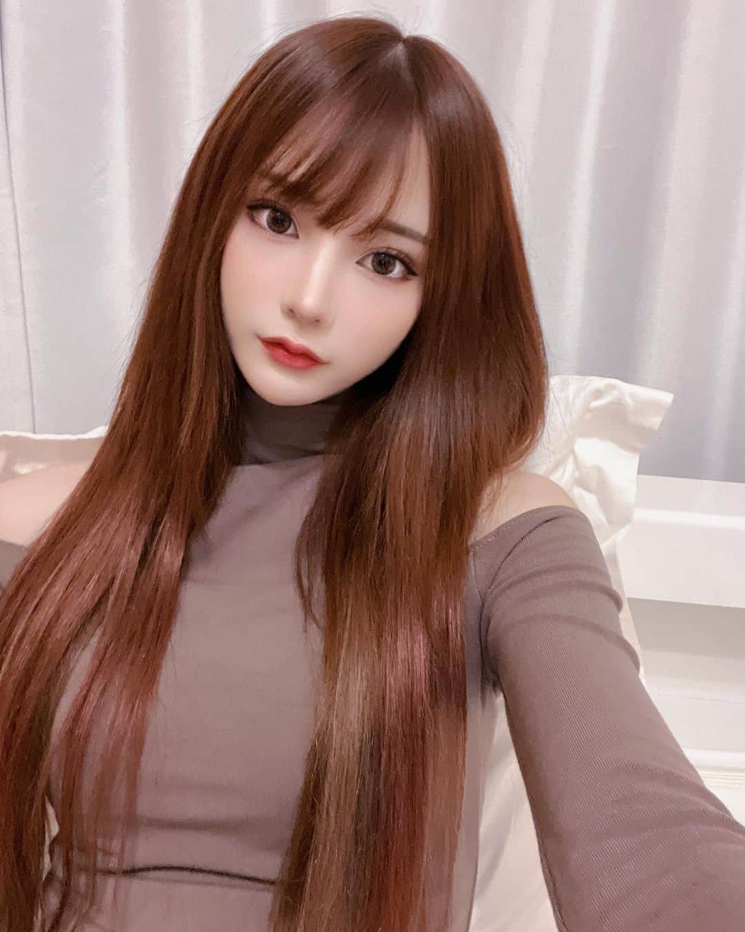 miuのインスタグラム：「染め直して新しいエクステも付け替えた！  最近ずっと赤茶にハマってる🫶 ずぼらな私が美容室もネイルもしてる！ 自分が女子力無さすぎて困った(^_^;)汗」