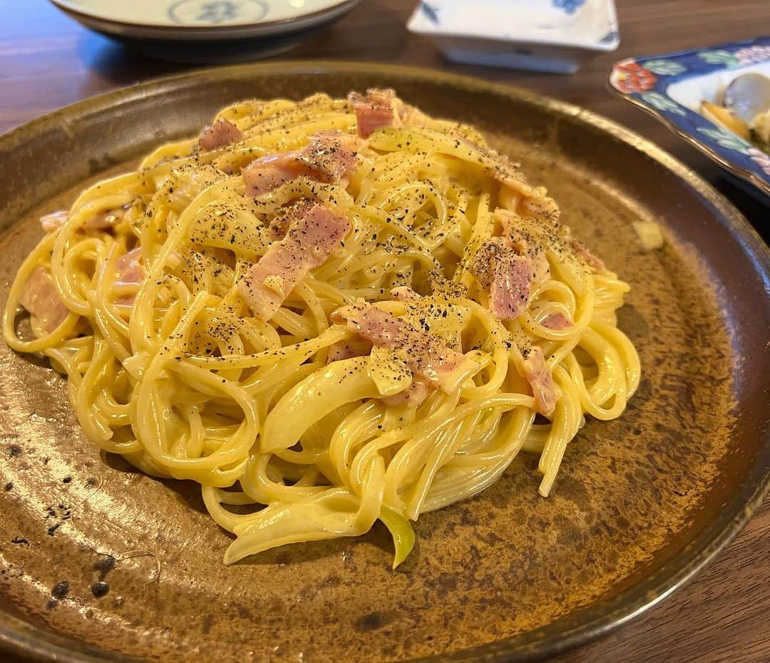原田喧太のインスタグラム：「本日の喧太飯 #カルボナーラ  #アサリの酒蒸し  頂いた #とうもろこし  居酒屋はらだ開店〜^_^」