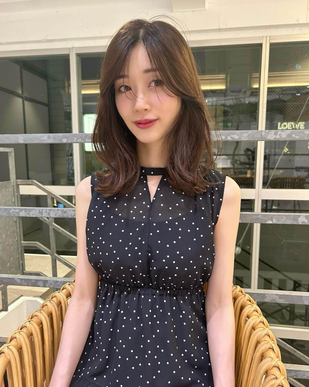 牧野結美さんのインスタグラム写真 - (牧野結美Instagram)「10cmばっさりカット💇🏻‍♀️✂️♡  @eri_miyamoto2394 さんに ミディアムにカットしていただきました☺️  巻かなくても髪を乾かすだけでキマるスタイル✨ もちろん巻いても可愛いカットです💕  前髪は、かきあげにする前提で 気分によって垂らすことも できるようにしていただきました🫶🏻♡  カラーは、まろみオリーブ🫒🍀👒🐢🍏🍐 圧倒的な透明感〜♡♡ ありがとうございました🥺♡  👗dress… @mercuryduo_com   #ミディアムヘア #オリーブベージュ #長め前髪 #かきあげ前髪 #かきあげヘア #ミディアムヘアー #大人ヘア #大人女子ヘア #表参道美容室 #表参道美容室 #mercuryduo #マーキュリーデュオ」7月13日 18時36分 - yumi_makino_