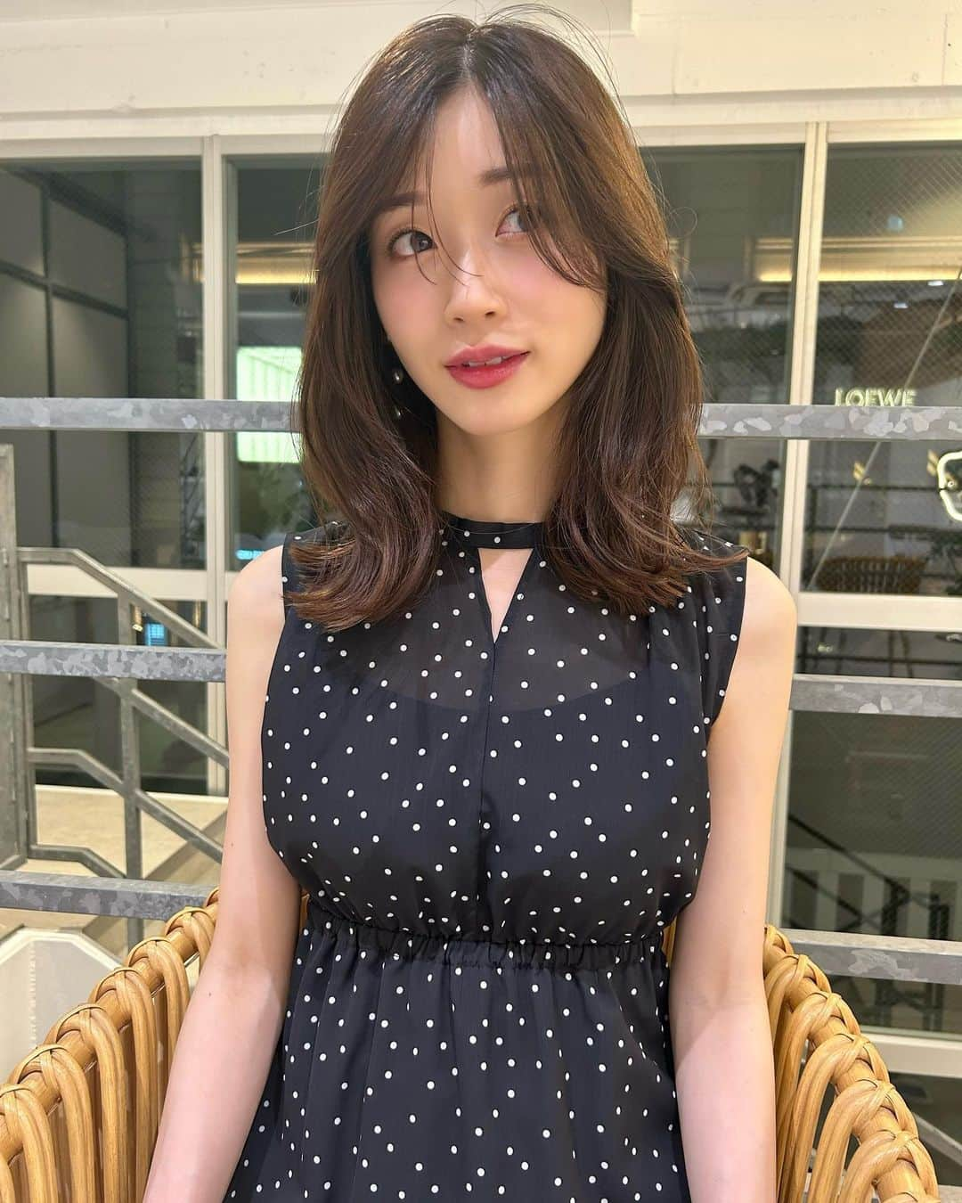 牧野結美さんのインスタグラム写真 - (牧野結美Instagram)「10cmばっさりカット💇🏻‍♀️✂️♡  @eri_miyamoto2394 さんに ミディアムにカットしていただきました☺️  巻かなくても髪を乾かすだけでキマるスタイル✨ もちろん巻いても可愛いカットです💕  前髪は、かきあげにする前提で 気分によって垂らすことも できるようにしていただきました🫶🏻♡  カラーは、まろみオリーブ🫒🍀👒🐢🍏🍐 圧倒的な透明感〜♡♡ ありがとうございました🥺♡  👗dress… @mercuryduo_com   #ミディアムヘア #オリーブベージュ #長め前髪 #かきあげ前髪 #かきあげヘア #ミディアムヘアー #大人ヘア #大人女子ヘア #表参道美容室 #表参道美容室 #mercuryduo #マーキュリーデュオ」7月13日 18時36分 - yumi_makino_