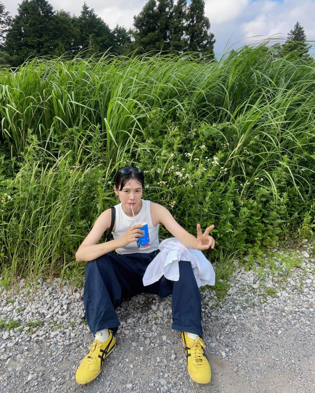 田中シェンさんのインスタグラム写真 - (田中シェンInstagram)「空ー！山ー！3連休！！  Tops @freaksstore_official  Shoes @onitsukatigerofficial  Pants @stevenalan  Glasses @kearny_eyewear  Inner @shellyisland_official  Bag @auntmaries.official   三連休のショート旅を想定して 一足先に #箱根湯本 を満喫してきました🙋🏻‍♀️ 日帰り温泉に入れなかったことだけ 次回に持ち越します🧖♨️  #箱根 #仙石原すすき草原  箱根駅からバスに揺られ30分〜 #仙石高原 駅を降りると一年のススキ🌾 ならぬ時期が夏なので草原☺️ さんぽも気持ち良いのだけど熱中症注意です。 個人的には誰もいないのを見計らい 「あー！」と叫んだのが楽しかったー！ また秋にきます🙋🏻‍♀️  @fujiya_hotel  またバスに15分ほど揺られやってきたのは 箱根といえばの #富士屋ホテル 。 Salonというカフェが入ってるのですが そこで食べたレモンケーキ🍋が 大優勝でございました。優雅な気分になりました。 その後建物を探検し、和洋折衷に美しいなぁ、と 見惚れました。  @official.miyanoshita.morimeshi  ゴージャスな気分のあとは見知った味が 食べたくなるということでホテルから徒歩10分の こちらへ💁🏻‍♀️帰りの電車も近いのがポイント。 あじ彩丼と失恋青春サワーをお願いしました！ 私、炊き込みご飯とか、ちらし寿司とか 具材がたくさん入ってて掻き込める丼もの が大好きで、あじと地魚と柴漬けの相性たるや！ さっぱり美味しかったです。何頼んでいいか わからかったら是非💯  #hakoneyumoto is famous for its #onsen♨️  You may also visit #owakudani for black boiled 🥚. (I don’t know why they turn black yet) And #fujiyahotel is must visit place. Bc rumors says It’s the hotel became #miyazakihayao ‘s movie  #spiritedawaymovie 🥹🩵 how perfect for ur holiday!  #箱根旅行♨️ #箱根観光スポット  #箱根グルメ #箱根カフェ #箱根さんぽ  #箱根湯本食べ歩き #箱根登山バス  #オニツカタイガーメキシコ66  #yellowsneakers #白シャツコーデ  #ストリートコーディネート #東京案内　#일본여행🇯🇵 #여행일기✈️ #푸드스타그램🍴  #카페스타그램☕🍨🍰 #每日穿搭分享  #日系穿搭 #tokyotouristinfo」7月14日 19時50分 - shen_tanaka