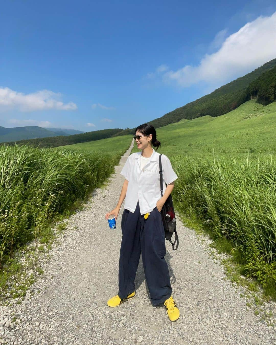 田中シェンさんのインスタグラム写真 - (田中シェンInstagram)「空ー！山ー！3連休！！  Tops @freaksstore_official  Shoes @onitsukatigerofficial  Pants @stevenalan  Glasses @kearny_eyewear  Inner @shellyisland_official  Bag @auntmaries.official   三連休のショート旅を想定して 一足先に #箱根湯本 を満喫してきました🙋🏻‍♀️ 日帰り温泉に入れなかったことだけ 次回に持ち越します🧖♨️  #箱根 #仙石原すすき草原  箱根駅からバスに揺られ30分〜 #仙石高原 駅を降りると一年のススキ🌾 ならぬ時期が夏なので草原☺️ さんぽも気持ち良いのだけど熱中症注意です。 個人的には誰もいないのを見計らい 「あー！」と叫んだのが楽しかったー！ また秋にきます🙋🏻‍♀️  @fujiya_hotel  またバスに15分ほど揺られやってきたのは 箱根といえばの #富士屋ホテル 。 Salonというカフェが入ってるのですが そこで食べたレモンケーキ🍋が 大優勝でございました。優雅な気分になりました。 その後建物を探検し、和洋折衷に美しいなぁ、と 見惚れました。  @official.miyanoshita.morimeshi  ゴージャスな気分のあとは見知った味が 食べたくなるということでホテルから徒歩10分の こちらへ💁🏻‍♀️帰りの電車も近いのがポイント。 あじ彩丼と失恋青春サワーをお願いしました！ 私、炊き込みご飯とか、ちらし寿司とか 具材がたくさん入ってて掻き込める丼もの が大好きで、あじと地魚と柴漬けの相性たるや！ さっぱり美味しかったです。何頼んでいいか わからかったら是非💯  #hakoneyumoto is famous for its #onsen♨️  You may also visit #owakudani for black boiled 🥚. (I don’t know why they turn black yet) And #fujiyahotel is must visit place. Bc rumors says It’s the hotel became #miyazakihayao ‘s movie  #spiritedawaymovie 🥹🩵 how perfect for ur holiday!  #箱根旅行♨️ #箱根観光スポット  #箱根グルメ #箱根カフェ #箱根さんぽ  #箱根湯本食べ歩き #箱根登山バス  #オニツカタイガーメキシコ66  #yellowsneakers #白シャツコーデ  #ストリートコーディネート #東京案内　#일본여행🇯🇵 #여행일기✈️ #푸드스타그램🍴  #카페스타그램☕🍨🍰 #每日穿搭分享  #日系穿搭 #tokyotouristinfo」7月14日 19時50分 - shen_tanaka