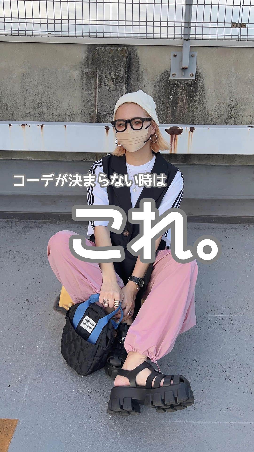 natsupoo0315のインスタグラム：「使いやすいからイロチでゲットした サイドベルトオーバージレベスト！ シワになりにくいのでお手入れがラク🙆 いつものカジュアルコーデに 羽織るだけで雰囲気が変わっていい🫢 ブラックLサイズ着てます◡̈♥︎  @classicalelf_official   #クラシカルエルフ #classicalelf #エルフコーデ #タイアップ #uniqlo #gu #zara #ユニクロ #ジーユー #ザラ #zozo #zozotown #zozo購入品 #zozotown購入品 #ジレ #ジレベスト #オーバーシルエット #骨格ナチュラル #スポーツカジュアル #大人コーデ #大人カジュアル #パラシュートパンツ#ニット帽#prada#厚底サンダル」