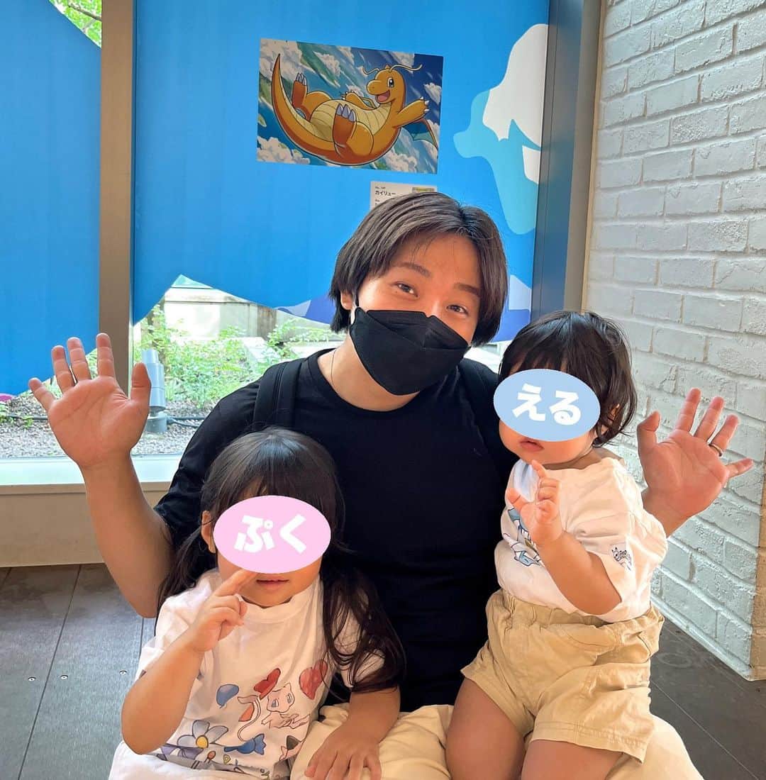 あつろーのインスタグラム：「先日みなとみらいのポケカ展に行ってきました✨☺️ 151匹全て展示されていて見応えがありました！！ ぷくえるもポケモンのことを結構覚えてきたみたいで、 とても楽しそうに指差ししたり声を出したりして楽しそうでした😊 #ポケカ」
