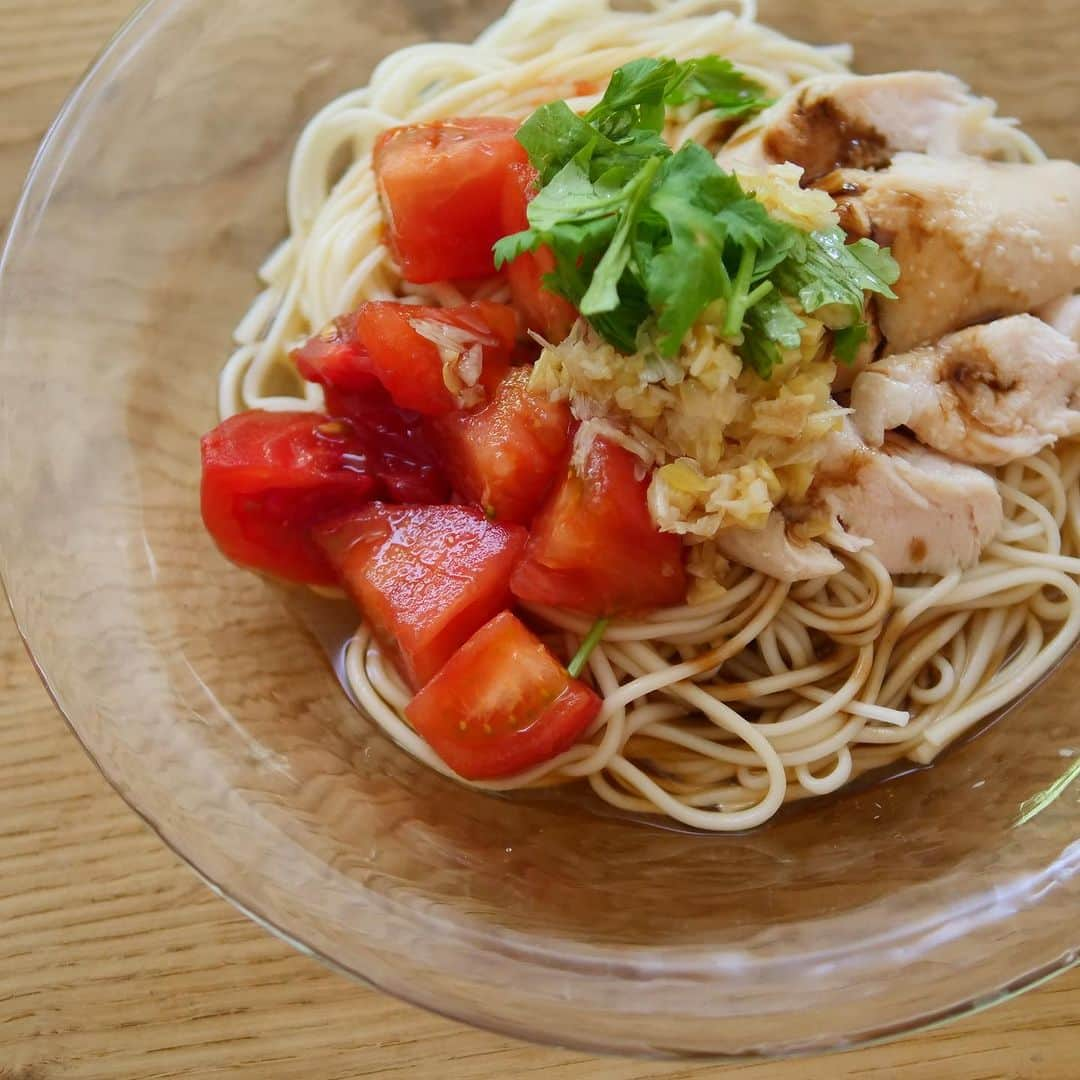 若山曜子のインスタグラム：「【葱だれとトマトと鶏肉の中華風】 （2人前） そうめん　2束 トマト大1 こ めんつゆ　適量  鳥胸肉またはささみ　蒸したり茹でたりしたもの。…2人分  ネギだれ　大さじ3くらい  オイスターソース　 黒酢  【作り方】 ①湯むきしたトマトをめんつゆで和えて冷蔵庫で冷やしておく。 ②茹でたそうめんの上に、茹でたささみや胸肉を乗せ、葱だれをのせる。 ③黒酢とオイスターソースを同量ずつまぜあわせたものをかける。  葱だれ、と今回名付けたものは、、 みじん切りをいちいちするのがめんどうなのでネギと生姜を一気にフープロにかけていて、ふと、これ、ごま油かけて軽く火にかけた方が使いやすいのでは？とそれ以来時々作り置きして瓶で保存しているものです。（プラスチックの保存容器だとかなり匂い残ります） 冷奴やサラダにかけてもいいし、中華の炒め物の最初の油の代わりにも使えて重宝なんです。  南三さん@south_chinese_minami  のインスタで見た中華風の素麺レシピに、あ、葱だれそのまま使える！と思って作ってみたら、とても美味しかったー。 トマトに醤油と黒酢をかけるのが大好物で、よく作るのですが、（そこに葱だれのせるのも◎） オイスターソースだと一気にコクが出て、そうめんにもよく合いました。 茹で豚とか茹でしゃぶ豚とかも合いそうです。茹でしゃぶは片栗粉まぶしてつるんつるんにするとおいしいかも。  ちゃんとしたレシピは、南三の元レシピをどうぞ。南三さんごちそうさまでした。  ちなみに私の葱だれの作り方は↓ ○葱だれ ネギ1本から2本と生姜半かけから1かけをみじんぎりする。 フライパンにごま油大さじ3.4杯から2分の1カップを熱し、火を止め、ネギと生姜を入れてざっと混ぜて瓶にいれとく。 またはネギと生姜を瓶に入れて熱いごま油を注ぐ。  塩を少し入れり、にんにくやザーサイを刻んで入れても美味しいと思います。ただ、シンプルな方が使い回しはしやすいかも？ちなみにわたし、作り置きはことの他不得意でして、2.３日使わないと、そのまま必ず、間違いなく忘れる。ので、作り置きといえども作ったらちょこちょこ使い回し、3.４日で使い切るようにしています。 #素麺レシピ　#素麺アレンジ　#そうめんアレンジ　#夏の麺　#トマトレシピ　#めんつゆレシピ #若山家ごはんおひるごはん #ラクしたい日のごはん」