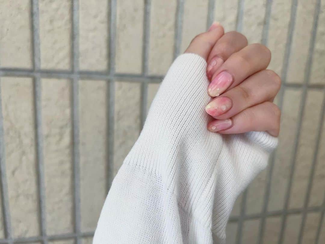 宮田愛萌さんのインスタグラム写真 - (宮田愛萌Instagram)「まなもです。  7月の爪。 今回は桃にしました 帰りに桃を買って帰ろうと思ったのに、スーパーに寄るのが面倒で、コンビニで桃のヨーグルトを買って帰りました。  #桃ネイル」7月13日 18時41分 - manamomiyata_official