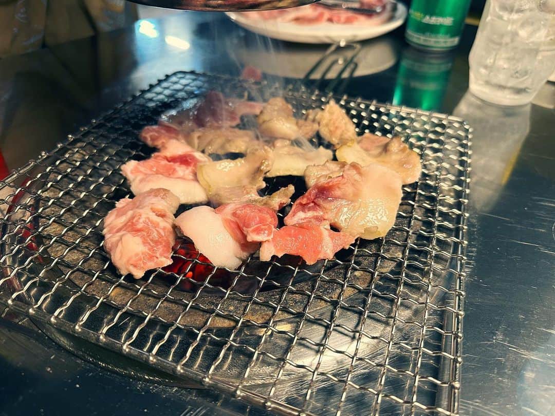 ソン・イェジンのインスタグラム：「비가 하루종일 오네요..전 사실 비오는날을 좋아해요! 🌧️☔️ 근데 강아지들이 산책을 못하니 그게 좀 안타깝네요..😧  비오는날 먹고싶은건 왜 더 많아지죠?!?!😐 돼지특수부위 너무너무 맛있었어요! 오늘은 라면도 먹었답니다🫣  여러분도 비오면 생각나는음식 하나씩 드시면서 이 장마철을 지내보아요~🤗 빗길 운전,보행  모두 조심하시구요!!」