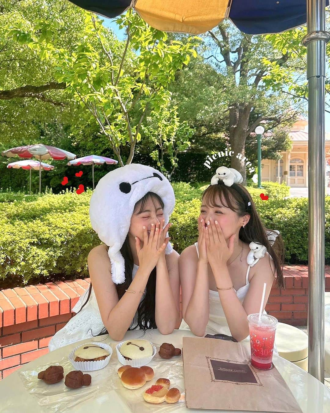 横田亜美のインスタグラム：「. 東京ディズニーランドの外にある ピクニックエリア🧺でランチ🥯🤍 . フードはチックタックダイナーで 購入してから来たよ✨✨ . ベイマックスのたこ焼きパンが 想像以上に食べにくいけど 想像以上に美味しかった🐙🍴 . 写真撮ってたらカラスが飛んできて パン1個奪われたから要注意🐦‍⬛⚠︎ .  ☑️たこ焼きブレッド 480円 ☑️ミニブレッドセット 480円 ☑️バナナブレッド3個セット 660円 ☑️ドリームゴーランドスペシャルドリンク 700円 . 日陰の時は涼しかったよ🫶🏻🌬️ コーデはタグ付けから◎ . . #ベイマックス #ベイマックスコーデ #ディズニー #東京ディズニー #東京ディズニーランド #東京ディズニーリゾート #チックタックダイナー #アンバサダーホテル #東京ディズニーリゾート #ピクニックエリア #白ワンピ #三上悠亜 #tokyodisneyland #tdl」