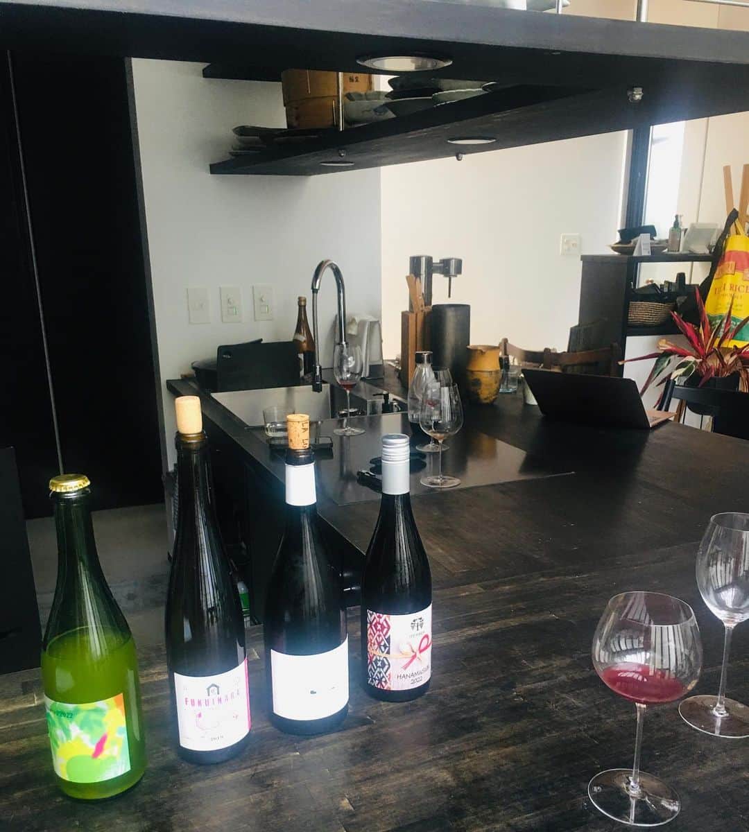 のインスタグラム：「本日は、日本とフランスのこだわり抜いたナチュールワインを取り扱う【酒屋＋実験室】へ  @helium.zu   ご自宅の一角にあるセンス光る知的な吹き抜け空間に、あたたかみのあるカウンター席で、出迎えてくださいました。こんな素敵な場所で日常が刻まれていくとは…🥂  まずは、どんなシーンで飲みたいのか、普段はどんなお食事を作るのかなどをヒヤリングしてくださいました。  そして、4種類のテイスティング。  旅を愛するご夫婦による瓶の中にこめられたストーリーを感じながら、豊かな学びのひとときとなりました。  ご縁いただいたナチュール、大切に飲ませていただきます。  バーとしてOPENしてくださったら、お仕事帰りに通いたいです（笑）  #ナチュールワイン  #身体に馴染む感じが好き  @meiiida」