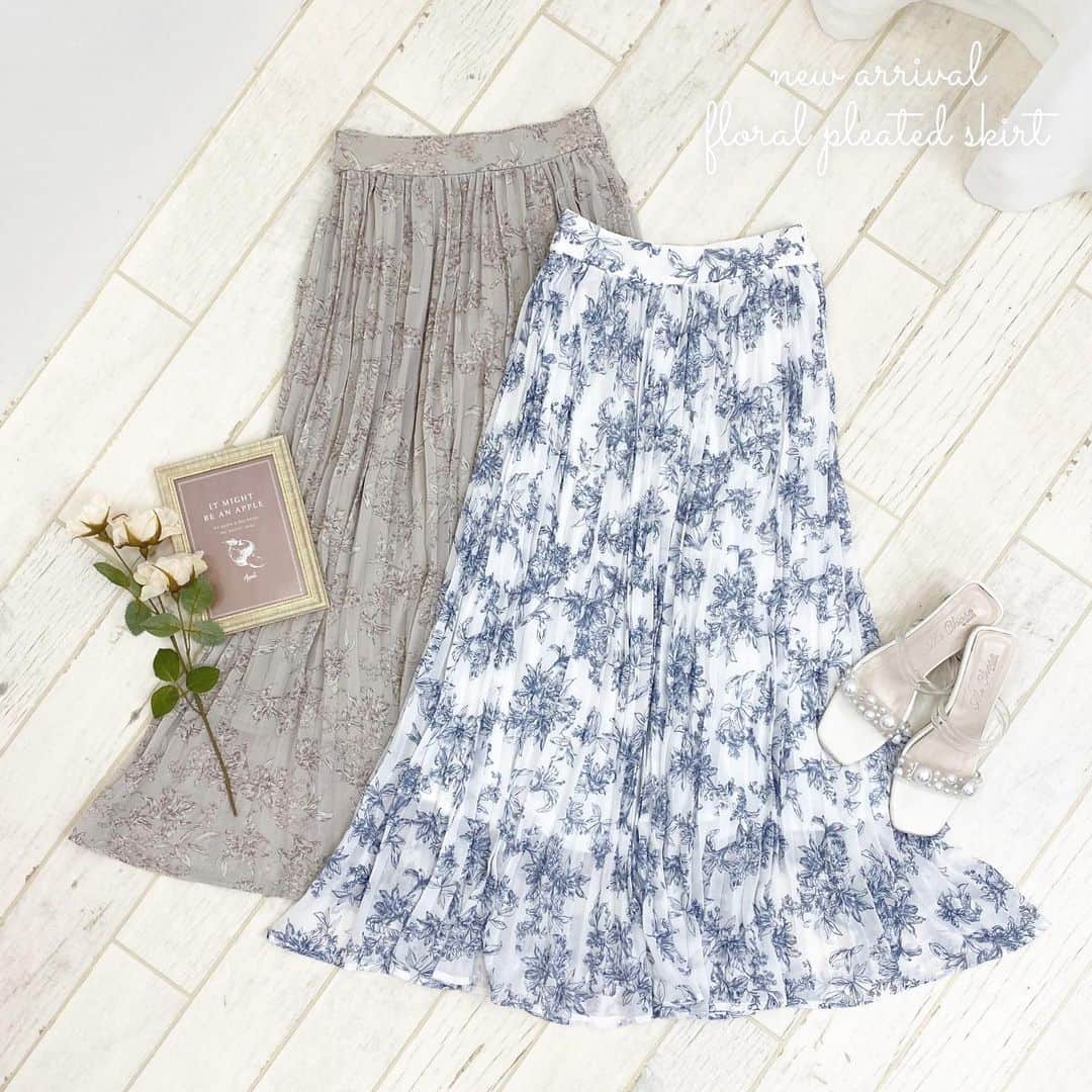 のインスタグラム：「【7/14(fri)19:00〜pre order start ❤︎】 ⁡ ⁡ ⁡ ingnistore,zozotownにて 7/14(fri)19:00〜先行予約スタート‼︎ ⁡ ⁡ ■花柄プリーツスカート #1231-300549 ¥4,290 (tax in) 2カラー ⁡ ⁡ 新作アイテムをフォロワー様に先見せ🩰 ⁡ 大人気間違いなしの新作花柄スカート♡ ⁡ プリーツのデザインなので広がりすぎない 綺麗なシルエットで履いていただけます◎ ⁡ お出かけはもちろんオフィスにも使える 大人可愛いアイテムです。 ⁡ ⁡  ┈┈┈┈┈┈┈┈┈┈┈┈┈┈┈┈┈ ┈┈┈┈┈┈ ⁡ ⁡ 〈INGNIコーデを大募集♡〉 @ingnistoreと#ingniコーデ のタグをつけて投稿していただいた方の中から、随時公式アカウントにてご紹介させていただきます‼︎ ⁡ ⁡ ⁡ #INGN I#ingni #fashion #2023 #ss #오오티디 #패션#穿配不重样#夏 #夏コーデ #デートコーデ #ファッション #トレンド #大人可愛い #フェミニンコーデ #高見えコーデ #きれいめコーデ ⁡ ⁡」