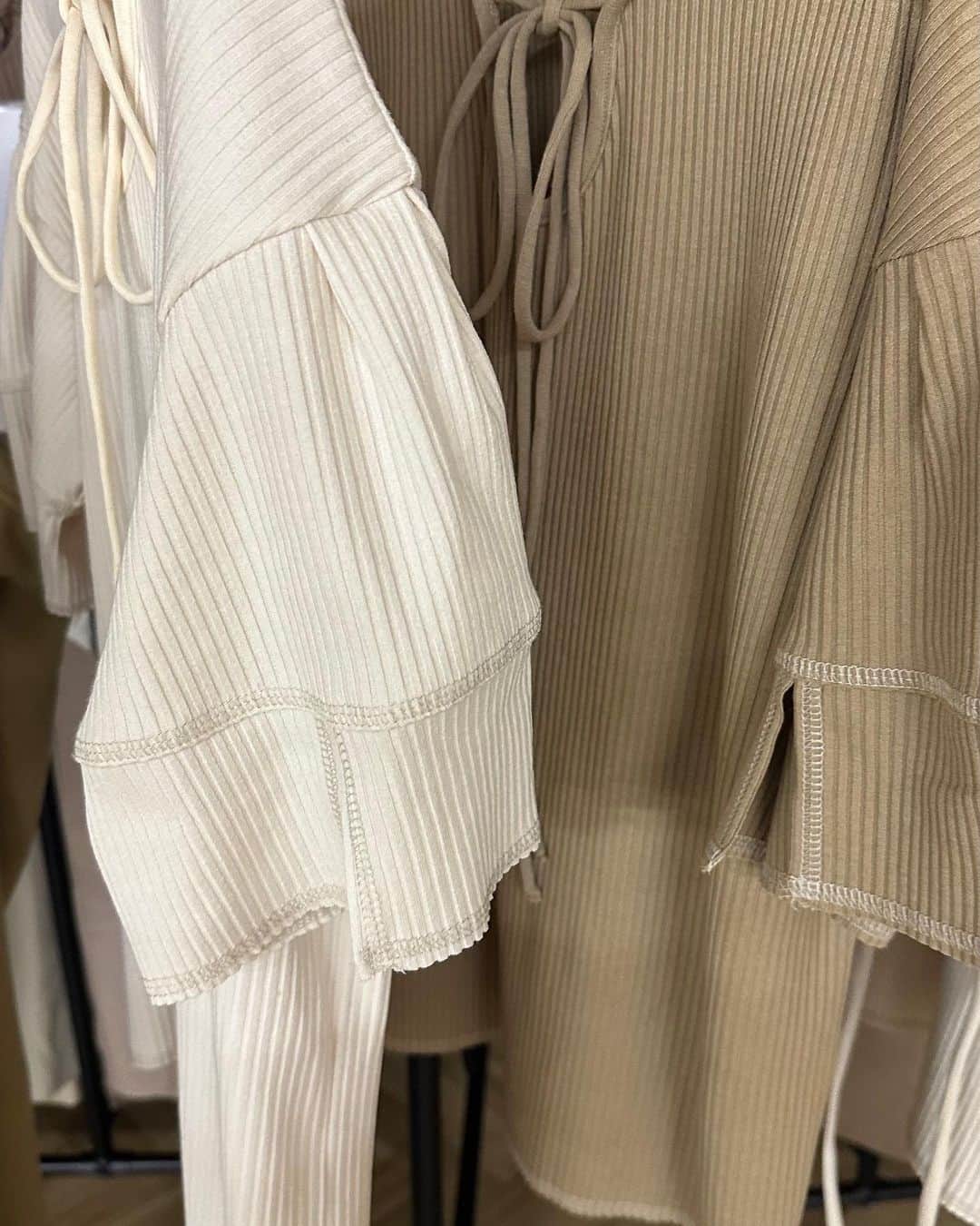 kannnaのインスタグラム：「大チラッと！カミングスーン！ 紐アレンジできちゃうシリーズ🧵  生地も薄めでサラッと着れる😗✌🏻 袖のシルエットと ステッチがこだわりポイント！ 紐の細もこだわってて 初め太めに作りすぎて うどんになってたヨ^_^💦」