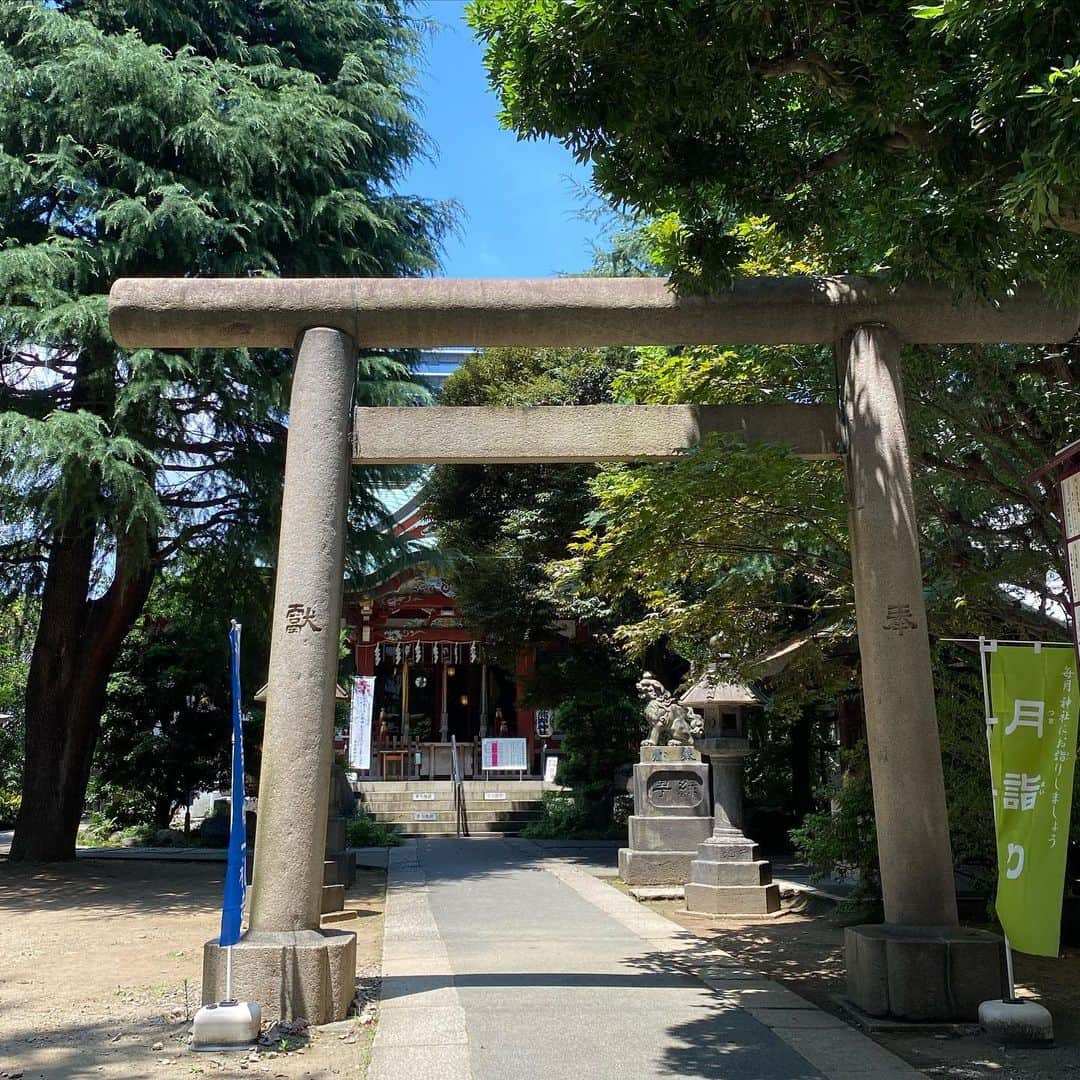 のインスタグラム：「仕事前のご挨拶⛩  ①近くのスタジオで仕事があるときは 少し早めに行ってこちらへ 御参りしています  都会にあるのにとっても あたたかで優しい空気☺️  ②スタジオ入口には 百合の花がありました  この暑さの中でも 凛として美しい✨️✨️✨️  #熊野神社 #外苑前 #百合の花 #仕事」