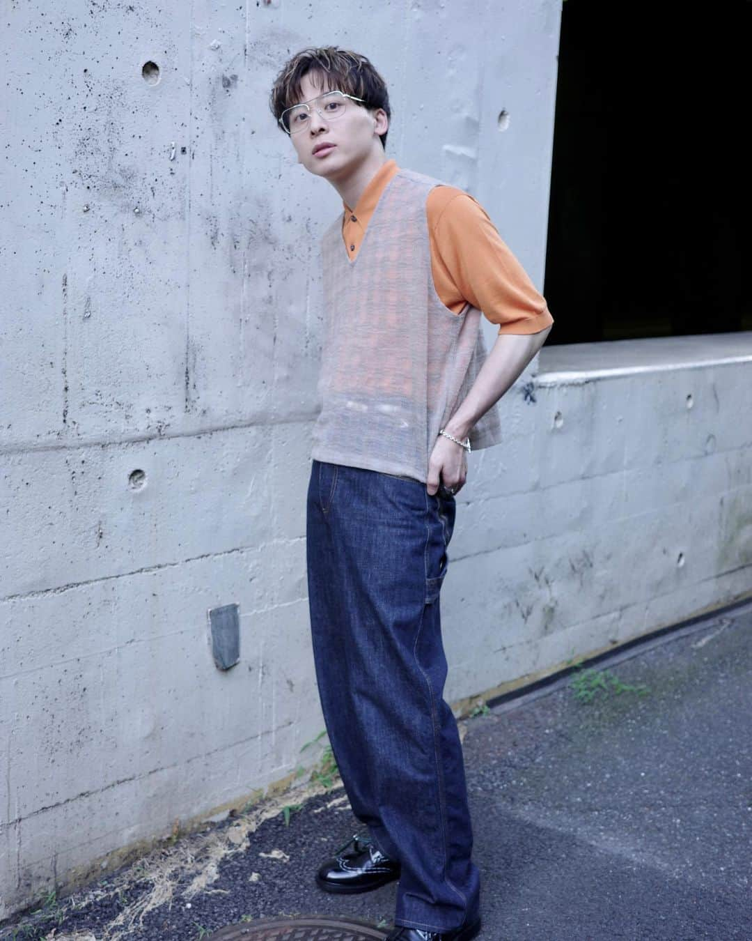 工藤大輝さんのインスタグラム写真 - (工藤大輝Instagram)「私服。  あっついんだからもう半袖よ。 こっからはもう着たい服達と気温とのガチンコ勝負ですから。  トップスは @johnsmedleyknitwear.jp のコットンポロ。最近オレンジ好き。Tシャツだとゆるいしシャツだとかしこまりすぎだしでポロシャツという選択肢。ゆるーく着ると90s感出過ぎちゃうからちょい緩いくらいで。  その上に @ourlegacy のベストを重ねるようなかたちにしてます。短めの丈に身幅広め。Vの深さも絶妙で、素材も透け感のあるウールで面白い。透ける前提で色んなものをレイヤードできて丁度良い。  デニムは @newbottega の。 太めストレートのインディゴだけど生地感は少し柔らかめ。ハンマーループ付いててペインターのディテールもあります。classのやつもそうでしたけど自分この感じ好きらしい。間違いなくこれはマスターピース。履き倒し最中です。  靴は中々クセのある革靴を。 @churchs と @off____white のコラボ。縫い目というか パターンメイクのラインがプリントで表現されてて、これぞのタグも革で作られてるという面白企画物。しかし作りはしっかりシャノンなのでスタンダード感もあるのです。おもしろい。  メガネは @olivergoldsmithsunglasses のツーブリッジ。 ちょっと変則なメガネ欲しいなーと。意外と使いやすい。 もちろん @continuer.official にて。  #johnsmedley #ourlegacy #bottegaveneta #churches #offwhite #ogbyolivergoldsmith」7月13日 18時51分 - da_ice_taiki