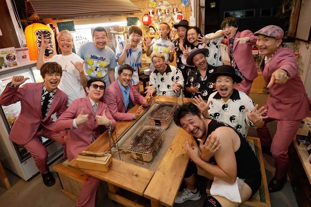 シーサーのインスタグラム：「． ． WWW!!TOUR 6本目は 東京スカパラダイスオーケストラと仙台  スカパラ兄さんたちの音に包まれて至福の時を過ごせました◎ カックイイし優しいしずるい!!笑  アンコールセッション スカパラ800の贅沢なこと!! なんてこった!!  ダイスキですスカパラ🫰  次は7/22広島 BLUE LIVE HIROSHIMA パーティーしようぜぃ！ ピス！  📸 @saru_0305   #MONGOL800 #モンパチ #モンパチ25th #ワッターツアー #東京スカパラダイスオーケストラ  #スカパラ  #流れゆく世界の中で  #名曲すぎて吹いてて泣ける」