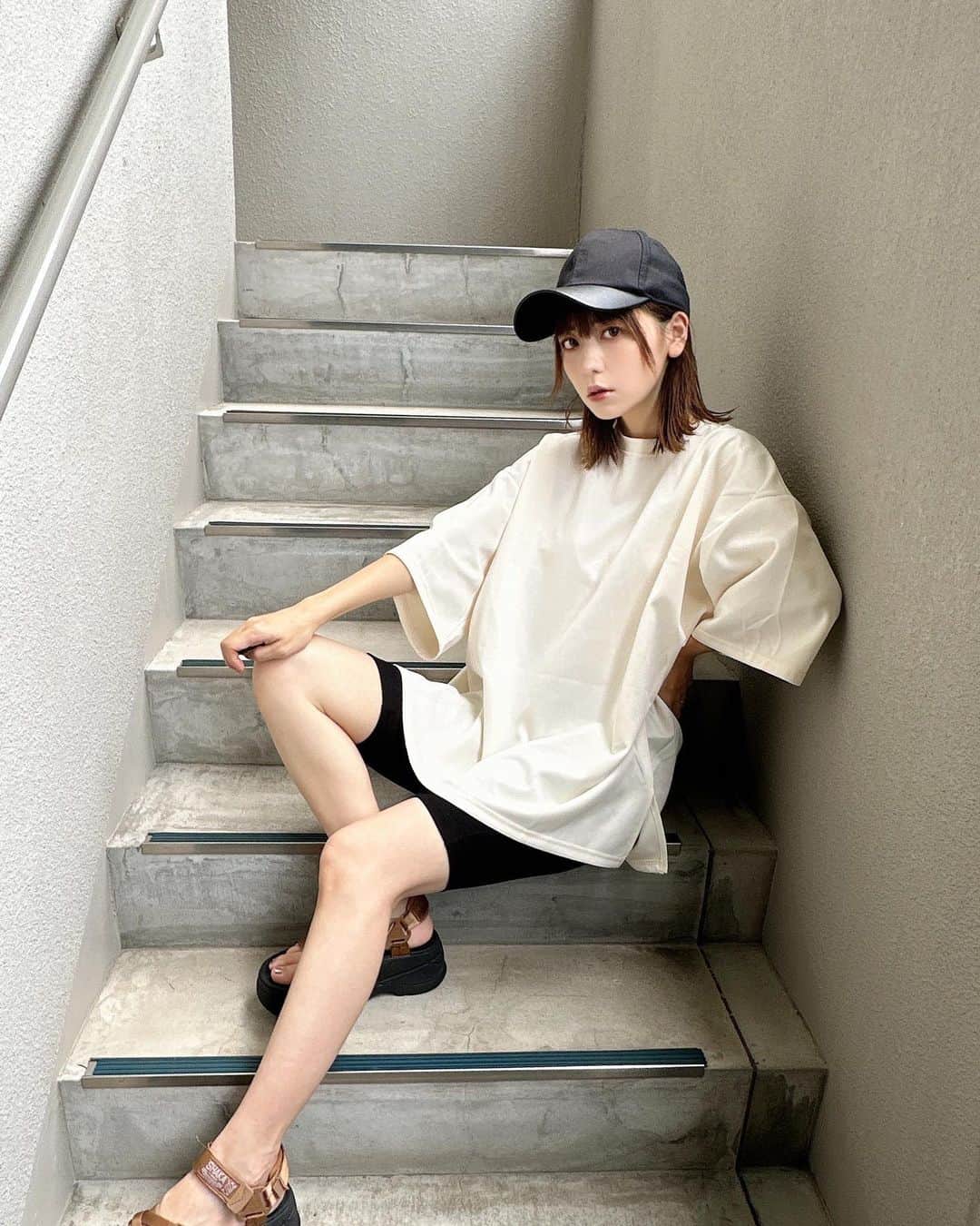 marikoのインスタグラム：「＊ . タイトめのショーパン探してたんだあ🥺❤️  オーバーサイズのteeも可愛い♡  tops @shein_japan (13651935) pant @shein_japan (10782713)  クーポン▷ B2SJP010 使ってね✌︎  . ＊ #ootd#outfit#mari_code#fashion#ママコーデ# #FirstDayVibes#backtoshool #SHEINforall#ad」