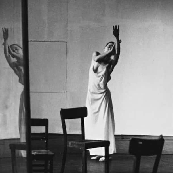 大森美希さんのインスタグラム写真 - (大森美希Instagram)「Pina Bausch & "Café Müller" at Théâtre de la ville de Paris, le 11 juillet, 2023  My only regret is not being able to see Pina Bausch on stage in person during her lifetime. However, although her body perished, the dances she created have been passed down to future generations.  ペドロ・アルモドバルの映画『トーク・トゥ・ハー』の冒頭を飾ったピナ・バウシュ(Pina Bausch)の代表作『カフェ・ミュラー(Café Müller)』のパリ公演を鑑賞。  私の心残りはピナ・バウシュ本人が演じるのを生で見られなかったこと。でも肉体は滅びても、彼女の創ったダンスは後世にしっかりと踊り継がれている。  真の芸術がここにある気がした。  それにしてもピナ・バウシュの煙草を吸う姿はいつ見てもカッコいい。  #pinabausch #cafemüller #cafémüller #cafemüller #tanztheaterwuppertal #dance #danse #art #tanztheater #moderndance #dansecontemporaine #choreographer   #ピナバウシュ #カフェミュラー #タンツテアター #ダンサー #コンテンポラリーダンス #アート #芸術 #トークトゥハー #ペドロアルモドバル」7月13日 18時57分 - mikiomori_