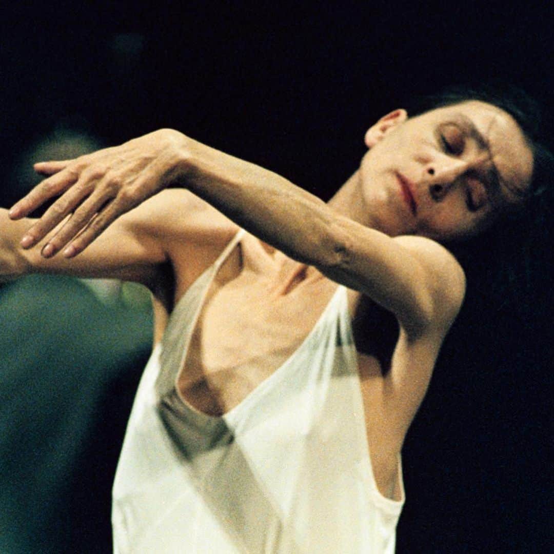 大森美希さんのインスタグラム写真 - (大森美希Instagram)「Pina Bausch & "Café Müller" at Théâtre de la ville de Paris, le 11 juillet, 2023  My only regret is not being able to see Pina Bausch on stage in person during her lifetime. However, although her body perished, the dances she created have been passed down to future generations.  ペドロ・アルモドバルの映画『トーク・トゥ・ハー』の冒頭を飾ったピナ・バウシュ(Pina Bausch)の代表作『カフェ・ミュラー(Café Müller)』のパリ公演を鑑賞。  私の心残りはピナ・バウシュ本人が演じるのを生で見られなかったこと。でも肉体は滅びても、彼女の創ったダンスは後世にしっかりと踊り継がれている。  真の芸術がここにある気がした。  それにしてもピナ・バウシュの煙草を吸う姿はいつ見てもカッコいい。  #pinabausch #cafemüller #cafémüller #cafemüller #tanztheaterwuppertal #dance #danse #art #tanztheater #moderndance #dansecontemporaine #choreographer   #ピナバウシュ #カフェミュラー #タンツテアター #ダンサー #コンテンポラリーダンス #アート #芸術 #トークトゥハー #ペドロアルモドバル」7月13日 18時57分 - mikiomori_