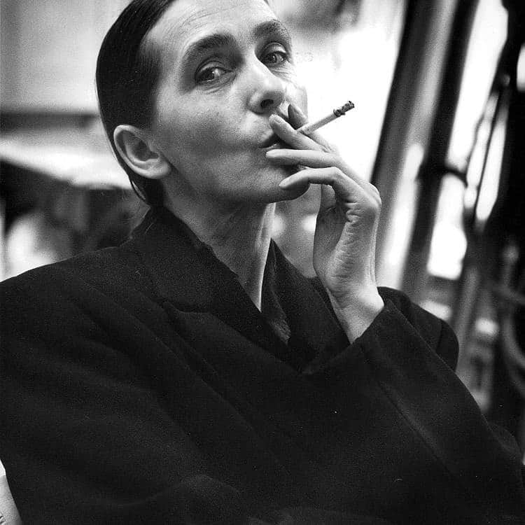 大森美希さんのインスタグラム写真 - (大森美希Instagram)「Pina Bausch & "Café Müller" at Théâtre de la ville de Paris, le 11 juillet, 2023  My only regret is not being able to see Pina Bausch on stage in person during her lifetime. However, although her body perished, the dances she created have been passed down to future generations.  ペドロ・アルモドバルの映画『トーク・トゥ・ハー』の冒頭を飾ったピナ・バウシュ(Pina Bausch)の代表作『カフェ・ミュラー(Café Müller)』のパリ公演を鑑賞。  私の心残りはピナ・バウシュ本人が演じるのを生で見られなかったこと。でも肉体は滅びても、彼女の創ったダンスは後世にしっかりと踊り継がれている。  真の芸術がここにある気がした。  それにしてもピナ・バウシュの煙草を吸う姿はいつ見てもカッコいい。  #pinabausch #cafemüller #cafémüller #cafemüller #tanztheaterwuppertal #dance #danse #art #tanztheater #moderndance #dansecontemporaine #choreographer   #ピナバウシュ #カフェミュラー #タンツテアター #ダンサー #コンテンポラリーダンス #アート #芸術 #トークトゥハー #ペドロアルモドバル」7月13日 18時57分 - mikiomori_