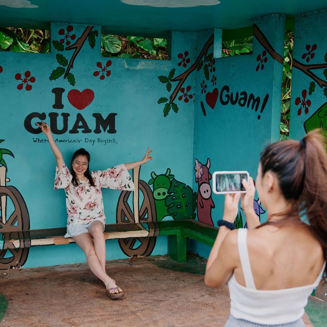グアム政府観光局さんのインスタグラム写真 - (グアム政府観光局Instagram)「こちらのかわいらしい場所は「ホリデーリゾート/フィエスタリゾート前」にあるバスストップです。 グアムらしい鮮やかな色使いで、インスタ映えすること間違いなしのスポットです！  グアムには他にも写真映えするバスストップがいくつかありますので、見つけたらぜひ写真を撮ってみてください！  #hereweguam #Guam #グアム #insta #weekend #instagood #instaphoto #旅行 #海外旅行 #instagram #バス #バスストップ #バス停留所 #インスタ映え #フォトスポット」7月13日 19時00分 - visitguam_jp