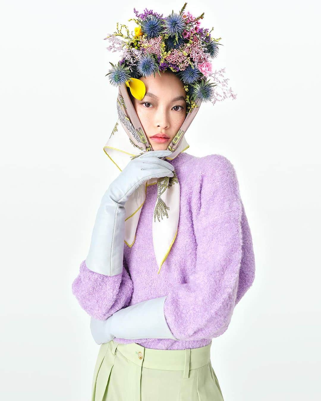 フルラのインスタグラム：「Make your style bloom with Furla Tortona Carrè.  #Furla #FurlaColors  Photographer & Film Director: Paolo Zambaldi (@paolozambaldi) Art Direction and graphic design by Roberto Da Pozzo (@roberto_da_pozzo) Styling by: Carola Bianchi (@carolabianchi1) Glam by:  Make up Artist: Giulia Cigarini (@_miss_giulia_) Hair Stylist: Alessandro Squarza (@scoobyhair)」