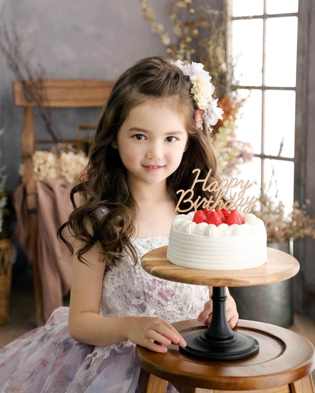 フォトスタジオタートルのインスタグラム：「🎂ケーキと一緒にBDフォト🎂 ⁡ 1歳や2歳だけでなく 少し上のお姉さんお兄さんの 衣装も充実してます✨ ⁡ 撮影小物のケーキもあるので お誕生日らしい写真が撮れます📸 ⁡ 女の子はドレスを着てお姫様気分に なれるので、プレゼントの1つとして ドレス撮影もおすすめです🥰 ⁡ 平日限定プランも大好評！ 撮影の詳細はHPからチェック🔎 ⁡ #バースデーフォト #バースデー #赤ちゃんのいる生活 #べビスタグラム #コドモダカラ #男の子ママ #女の子ママ #フォトスタジオタートル #タートル #名古屋 #名古屋フォトスタジオ #愛知フォトスタジオ #岐阜フォトスタジオ #三重フォトスタジオ #愛知ママ #岐阜ママ #三重ママ」