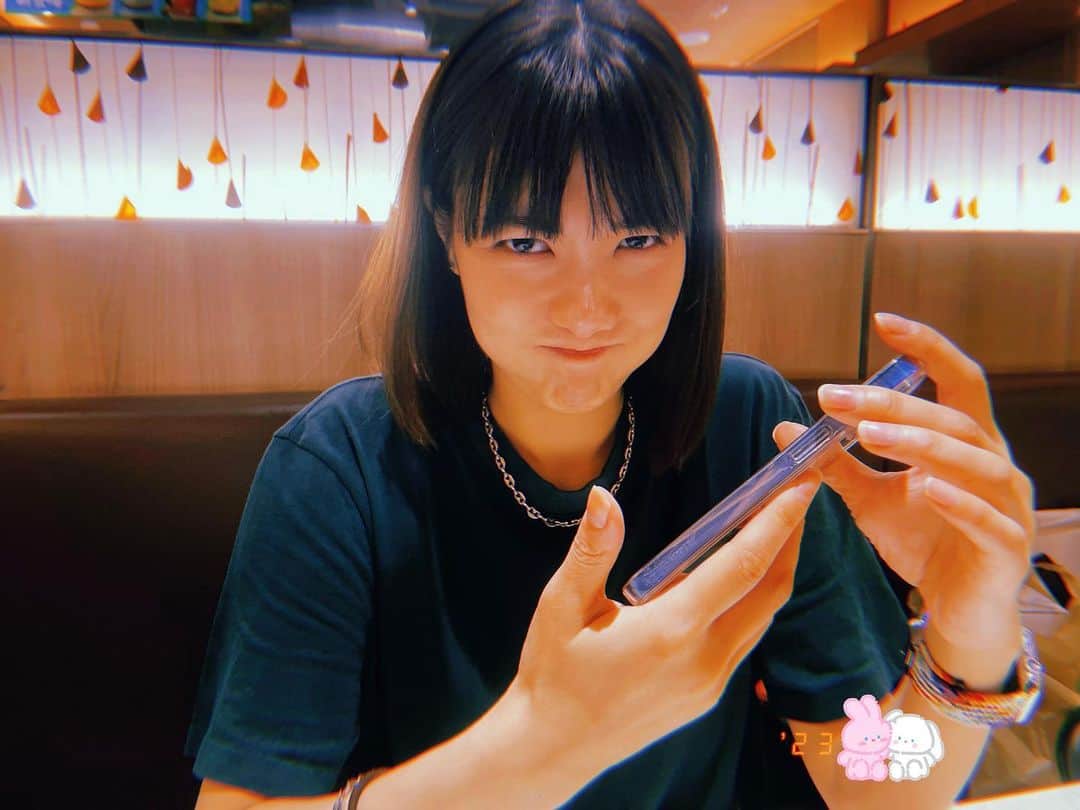 のインスタグラム：「カロリー摂取しすぎな日々😠！ (Photo by. @yukikashiwagi_official🦒) ． 毎日暑いですね〜。やる気スイッチ入れるの大変ですね〜。 すでにがんばってる人ばかりだと思うけどさ、 がんばりすぎずにゅるにゅるっとがんばろね〜🦥」