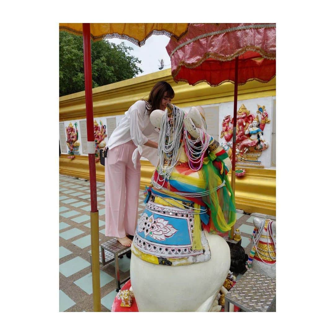 香音有希さんのインスタグラム写真 - (香音有希Instagram)「Wat Saman Rattanaram  ピンクガネーシャ様です🐘 一度は行ってみたかったピンクガネーシャ🥹 想像より遥かに大きかった..!!!!! カラフルで力強さも感じる！！  願い事が迅速に叶うと人気の神様🐘 願い事はガネーシャさまの周りのネズミにお願いして伝えてもらいます🙏 靴を脱いであがりネズミに願い事を聞いてもらうのですが その時に反対側の耳から音が漏れないようにするのがポイントだそう👌 あたふたしながら塞いでしっかり伝えました😂 ものすごく長かったと友達に言われた😂😂(貪欲)(自覚あり)  それにしてもタイのお寺は色使いが華やかでパワフルで また日本の寺社とは違う良さを感じる🥰  バンコクから🚗で1時間〜半くらいで着きました✌️ . . #タイ留学　　 #thailand  #watsamanrattanaram  #ピンクガネーシャ #パワフル #感動#また行けたらいいな #願い事は貪欲に #動画でみても長いw #🙏」7月13日 19時06分 - kaonyuki_yukako