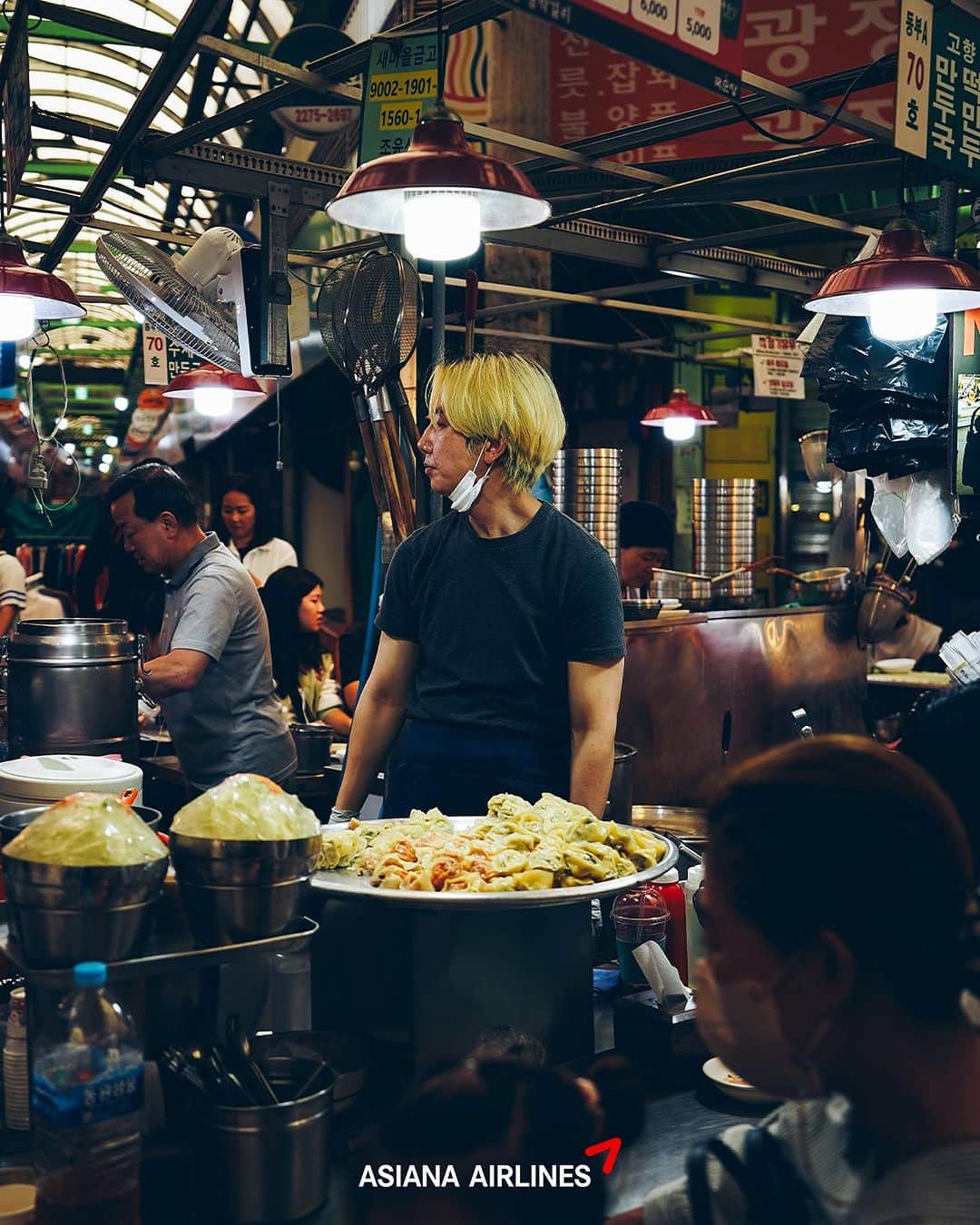 アシアナ航空日本地域公式アカウントさんのインスタグラム写真 - (アシアナ航空日本地域公式アカウントInstagram)「OZic MOMENT 広蔵市場  ┈┈┈┈┈┈┈┈┈┈ 広蔵市場で韓国の文化に浸ってみませんか ! 😆   食欲をそそる屋台の食べ物を味わい、 活気に満ちた雰囲気に浸ってみてください！   ソウルでの忘れられない体験をお見逃しなく🙌   #Asiana #Asianaairlines #Korea #Seoul #Travel #Travelgram #ozicmoment #🛫   ┈┈┈┈┈┈┈┈┈┈   ✈️アシアナ航空日本地域公式アカウント 　　　　@asiana.jp_official  ・知っておきたい韓国旅行情報 ・韓国おすすめスポット ・韓国おすすめグルメ など発信していきます！  ぜひフォローしてください🇰🇷  ┈┈┈┈┈┈┈┈┈┈   #アシアナ航空 #韓国旅行 #韓国 #asiana　#韓国旅行記 #韓国旅行計画中 #韓国旅行情報 #韓国旅行🇰🇷 #韓国行きたい」7月13日 20時00分 - asiana.jp_official