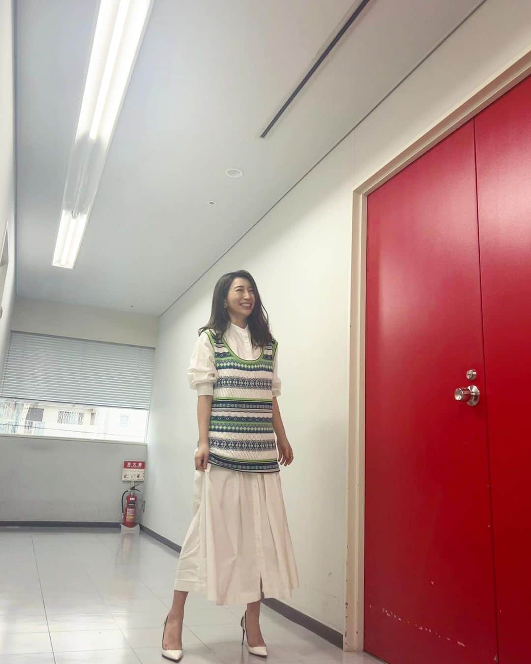 木嶋真優のインスタグラム：「今日の収録終わり📺 なにをこんな爆笑してるのかわすれたけど いつもありがとうございます🙌 今週日曜日16日のブルーノートに向けて🎻 1st16:30/2nd 19:30 セットリストは変わります！ 少しだけ追加出ているのでお問い合わせいただいている方は ブルーノートのHPをチェックしてください💫 (ストーリーに貼りました) #衣装」