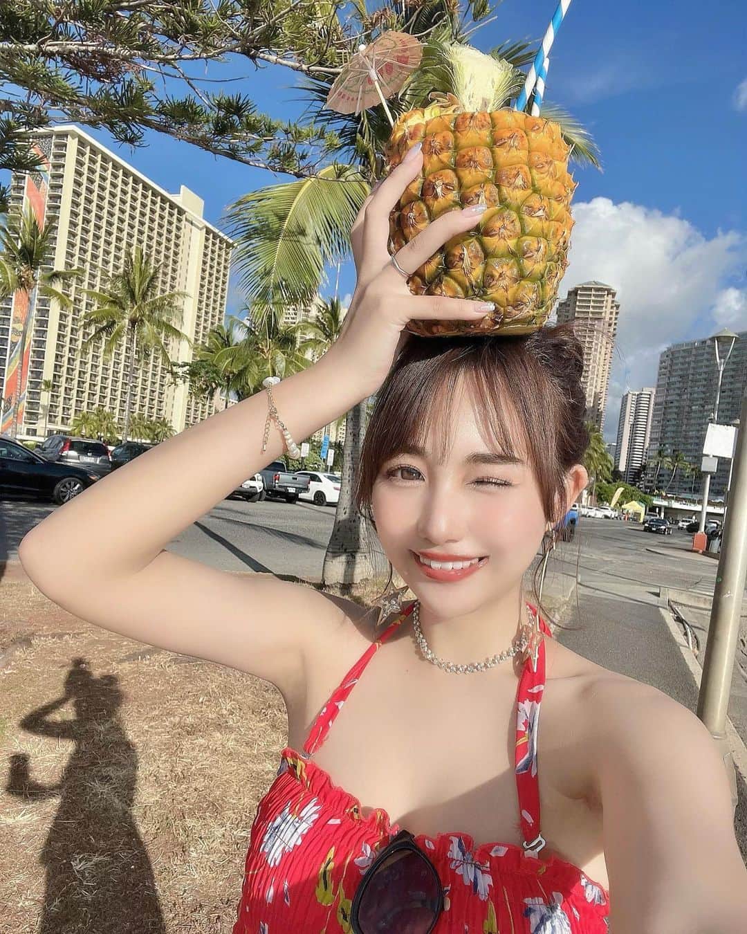加藤里奈のインスタグラム：「⋆  ヒルトン目の前にある ホットドッグ屋さん、 ハワイ1おいしいって聞いてげっと😋  本当に美味しくてリピ確定🫰🏻 おすすめはbeef！  パイナップルジュースはヒルトン近くの ガーリックシュリンプ屋さんで見つけたよん🤍  これも美味しかった♡  #海外旅行 #海外 #海外コーデ #旅行 #旅行コーデ #旅行好きな人と繋がりたい #旅行記 #ハワイ #ハワイ旅行 #ハワイグルメ #ハワイ生活 #ハワイアンカフェ #Hawaii #hawaiistagram #hawaiisbestphotos #hawaiilife」
