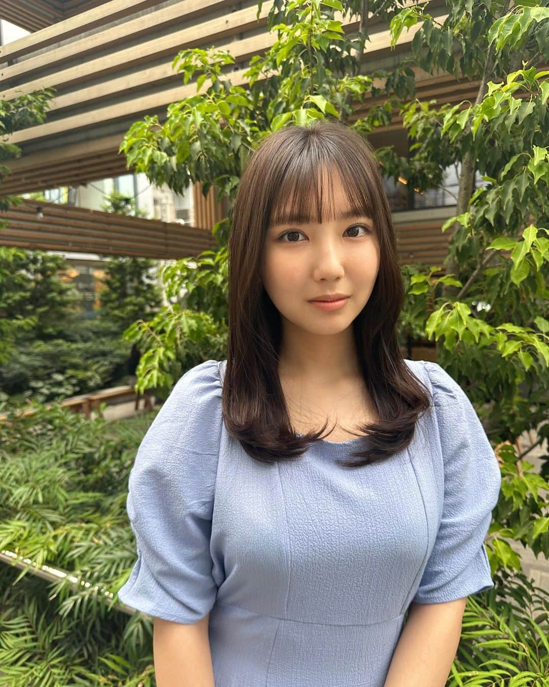 沢口愛華のインスタグラム：「美容院に行ってまいりました〜！！！  なんで美容院ってこんなにアガるんでしょうね。沢口です。 美容院に行く日はなれない化粧してみたり、普段着ないワンピースを着てみたり、ヒールのある靴を選んでみたり、欲張ってる自分が面白いです。  今回もミリさん（@pcott_miri）にお世話になりまして、本当にラブが増してく一方です。止められません。  髪色を少し暗くしてもらって、前髪は少しだけ量を増やして整えてもらって、顔まわりにレイヤーを作ってもらいましたの！！ 正直ね、こんなこと言うもんじゃないんですが、かわいいですね！！！！！！！  つらつら長文失礼しました。それでは息が絶えそうな時に、また。」