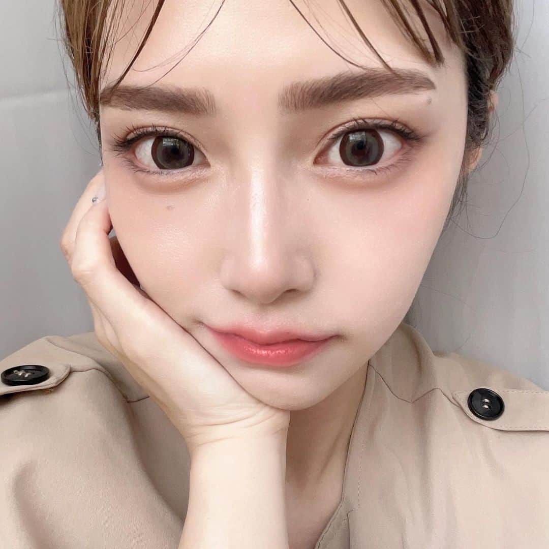 のインスタグラム：「美容医療記録💉  少し前にYAGBEAUTYCLINICで エクソソーム注射(水光注射)を受けた感想まとめ📝  肌の再生を促すヒト脂肪幹細胞由来の エクソソームは、色んな皮膚トラブルを解消してくれる 究極の皮膚再生とのこと。  このキャッチフレーズに惹かれてビビりながらも行ってきたよ🥹  痛みは麻酔クリームのおかげで 耐えれる位の痛さで済みました！  ダウンタイムは3-4日は内出血があって、 その後鮫肌みたいなザラザラが少しあったんだけど、 10日過ぎた頃から一気にツルッとしてきて嬉しい。  メイクは翌日から出来て、 隠せるので翌日から仕事も行けます◎  これはリピ！  私のInstagramを見たで ご新規様 通常価格55,000円が50%off 既存のお客様は30%offで受けられるとの事😳  ※針麻酔代 別途8,800円  安すぎる！！！笑」