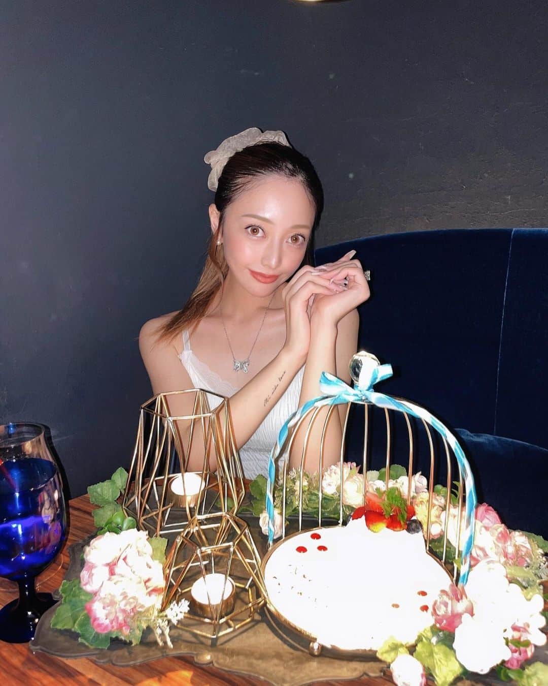 橋本恵里花のインスタグラム：「・ ・ 可愛いケーキがフラッシュで 見えなくなった😩📸💦💦 2枚目に載せてるから見てね🎂💕 24歳のえりかも宜しくお願いします✌🏼✨️ ・ ・」