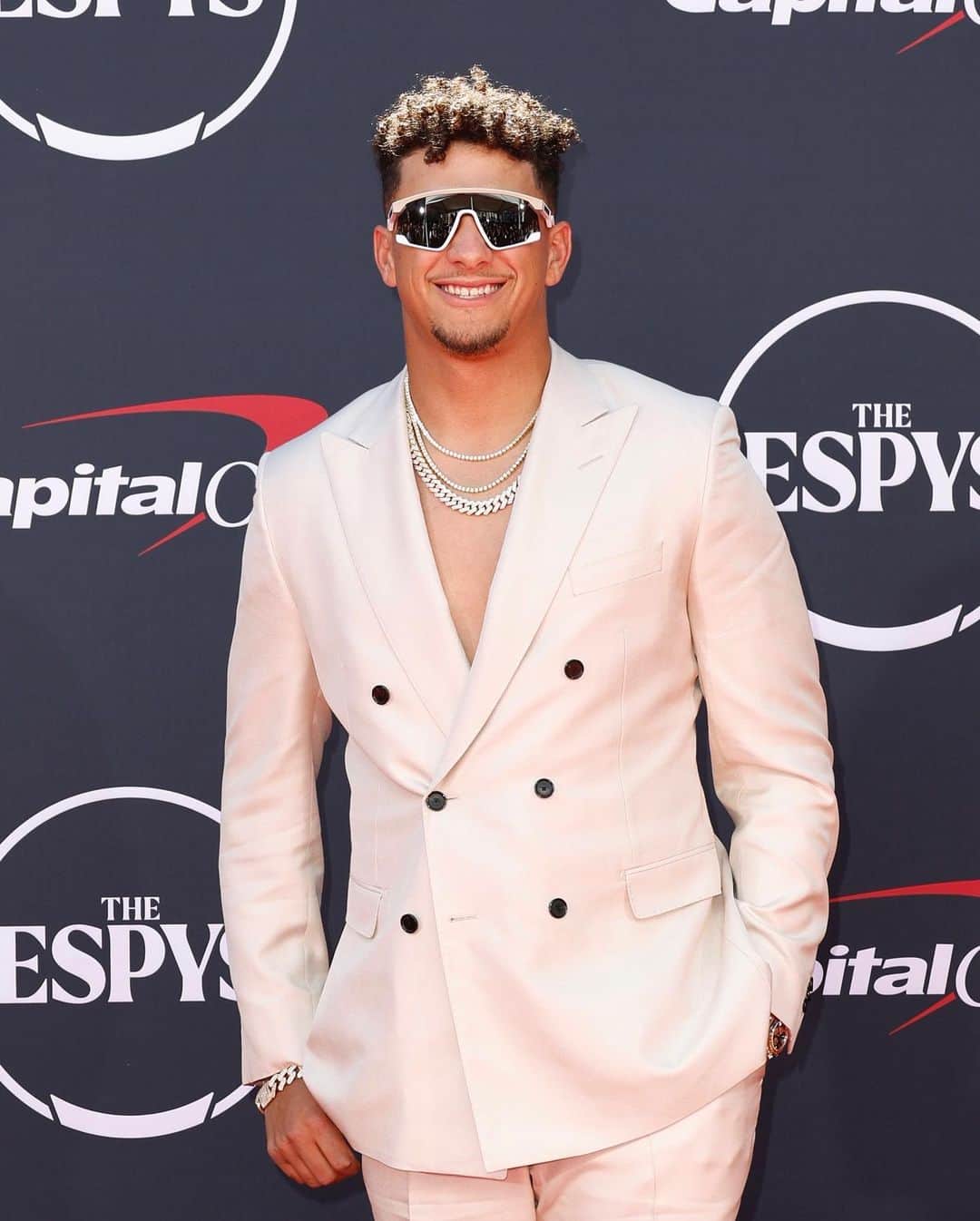 OAKLEYのインスタグラム：「You can't spell ESPY without Oakley. 🏆🏆🏆   Congrats to all of last night's 2023 ESPY award winners, we're proud to call you #TeamOakley.   @patrickmahomes Best Athlete, Men's Sports and Best NFL Player @mikaelashiffrin Best Athlete, Women's Sports @chiefs Best Team @jjettas2 Best Play」