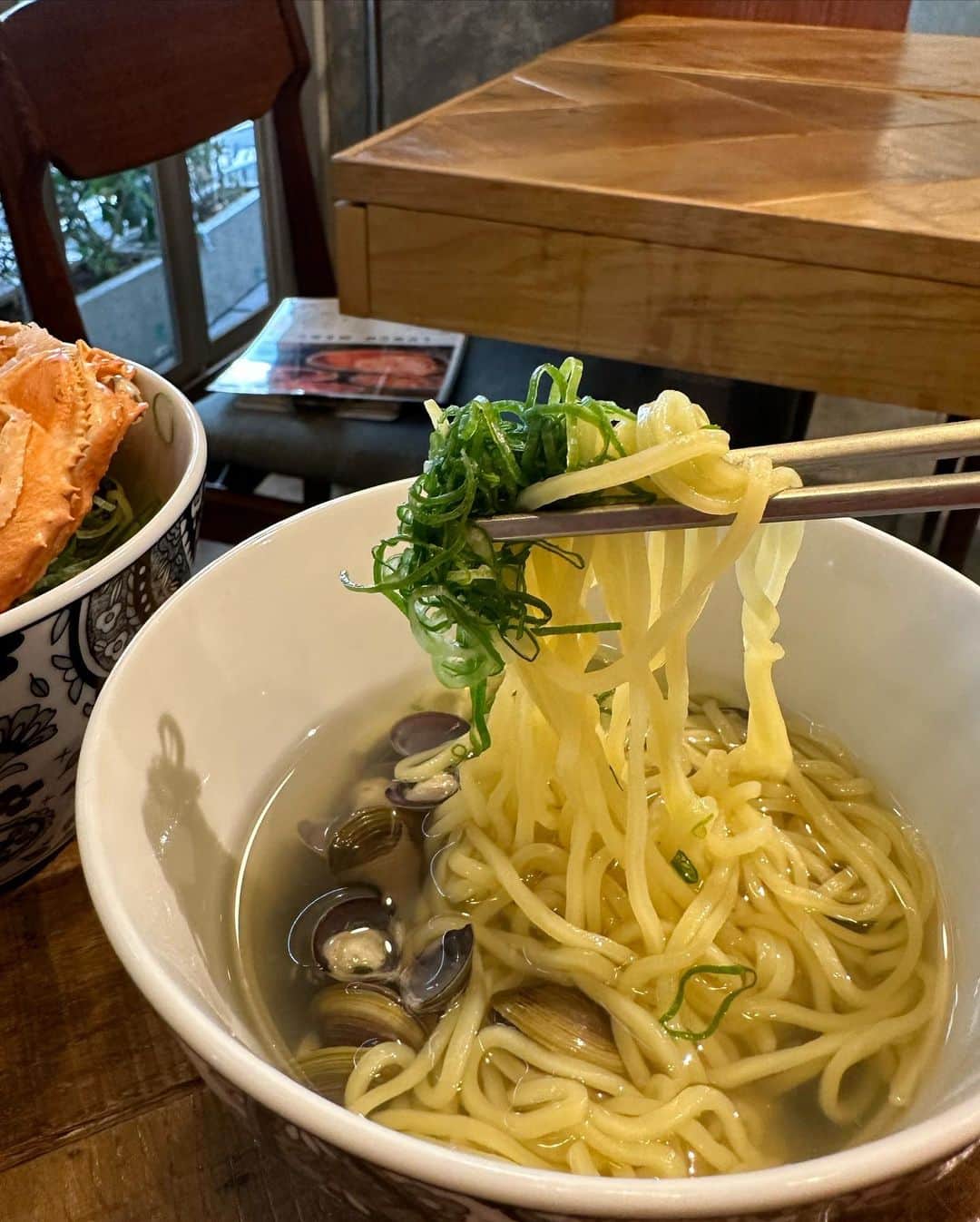 イトウジュン（タイ料理研究家）さんのインスタグラム写真 - (イトウジュン（タイ料理研究家）Instagram)「一度行くとそのコスパ最強さに驚き❣️ 渋谷の 寿司居酒屋 #スシブヤ @sushibuya_stream   このランチのエビ🦐カニ🦀いくら丼が最強すぎる 豊洲で買付してお店でいくらの醤油漬けをつけてます  #エビ好きにはたまらない  #カニ好きにはたまらない  #いくら丼好き にはたまらない 具材もたっぷり #スワイプしてね   毎日混んでるのは納得のランチです  ★エビカニいくら合戦 1780円 そしてランチにはセットで無料✨✨ A.赤だし B.しじみラーメン C.スモールビール🍺 が選べます  しじみラーメンをいただきましたが、本当に前の日の疲れが取れる〜しみる〜🤣  #いくら丼 #エビカニ #寿司居酒屋 #渋谷グルメ #渋谷二次会 #渋谷寿司 #寿司スタグラム #寿司好き #深夜営業渋谷 #コスパランチ #寿司好きな人と繋がりたい  #渋谷ディナー  #渋谷ランチ  #昼飲み  #昼から飲める #抹茶  #抹茶好き」7月13日 19時22分 - junito.13