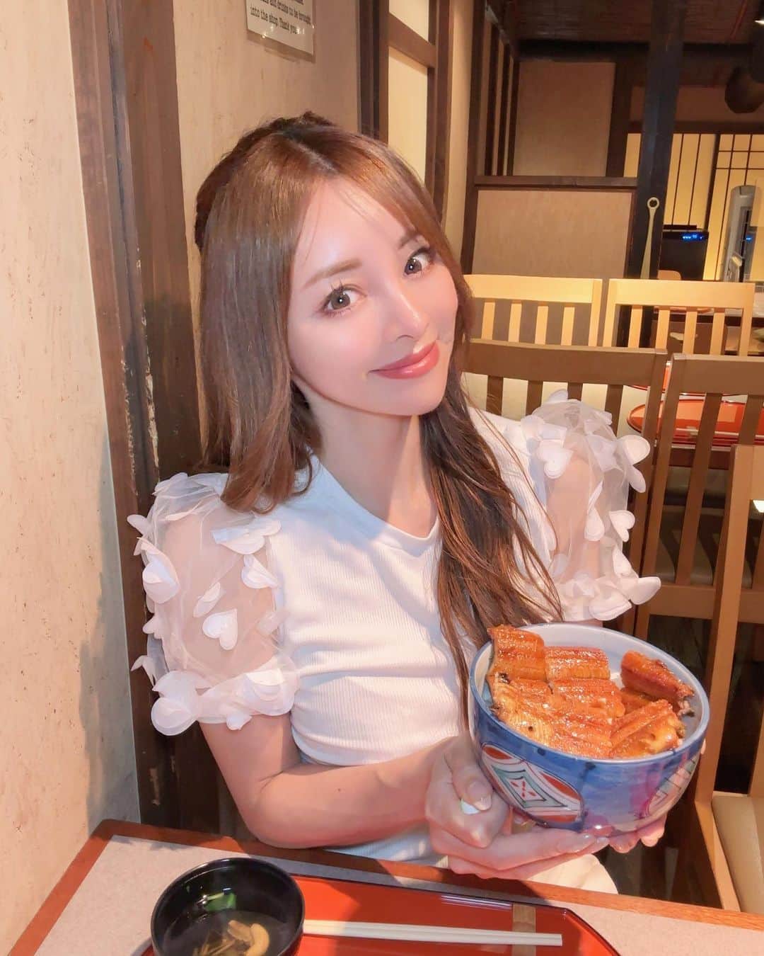 大迫麗香のインスタグラム：「私の1番好きな鰻😍 #のと与  京都の錦市場にあるよ✨ パリパリふわふわで大好き✨  #美ボディ #ベストボディジャパン  #女性専用ジム  #美ボディ女子 #恵比寿パーソナルトレーニング #恵比寿ジム #パーソナルトレーニング東京 #代官山パーソナルジム #渋谷パーソナルジム #恵比寿パーソナルジム」