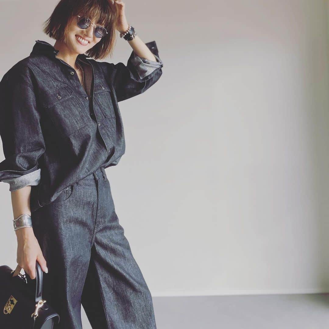 坪田あさみのインスタグラム：「ひとつ前の投稿のブラックデニムセットアップは、ワイドパンツバージョンもあります☺️  こちらもお気に入り🖤  写真5枚目のように単品できれいめにも、 4枚目のようにぐっとカジュアルにも。 いろいろ着回しやすいようになっています。  明日14日（金）20:30〜のインスタライブでは いろんな身長のスタッフが着用し、 コーディネートもいろいろ組んでご紹介するので、 ぜひお買い物の参考にご覧下さいませ🙌🏼🙌🏼🙌🏼  #大人カジュアル #大人カジュアルスタイル #大人カジュアルファッション #大人カジュアルコーデ #きれいめコーデ #大人カジュアルコーディネート #大人カジュアル服　#こなれ感 #こなれカジュアル #こなれ #こなれコーデ　#40代 #40代ファッション #40代コーデ　#50代 #50代ファッション #50代コーデ #デニムコーデ #デニム #ブラックデニム #通勤デニム」