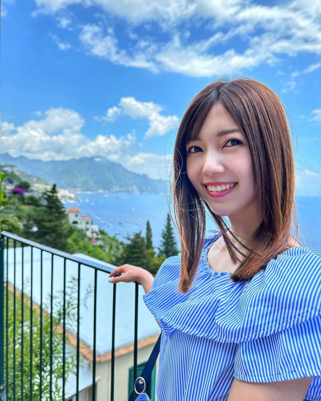 川又智菜美のインスタグラム：「アマルフィ🌊【イタリア旅行記】 ⁡ ローマから1日弾丸でいったアマルフィ観光🌺 世界で最も美しい海岸線のひとつと言われているそう✨ バカンス中の方々でいっぱいでした！！ ⁡ 海岸線には小さなビーチや町が連なっていて 車で割とすぐなのに町の雰囲気も違って 各々の雰囲気を味わうことができました🙂 ⁡ 特にポジターノという町は あるお店もどれもハイセンスで独自のスタイル🫶 あれもこれも素敵〜！と 目を輝かせながら歩いてました😂 ⁡ もちろん世界で最も美しい海岸線のひとつと 言われているだけあって景色は最高！！！♡ エメラルドの洞窟も幻想的で素敵🥺 ⁡ 願わくばこちらにもゆっくり滞在したかったなぁ☺️ 景色をみながらゆっくり本読んでぼーっとしたいものです☕️ ⁡ もう少し旅行記お付き合いください💕 ⁡ Ciao👋 ⁡ #イタリア #アマルフィ #ポジターノ #アマルフィ海岸 #海外旅行」