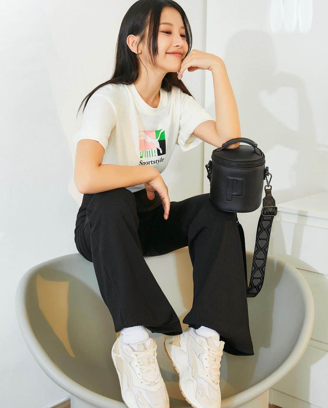 蔡瑞雪（Ruixue Tsai）さんのインスタグラム写真 - (蔡瑞雪（Ruixue Tsai）Instagram)「日常都有你陪伴🤍🤎♡´･ᴗ･`♡ @PUMA #PUMA #RSX #復古老爹鞋」7月13日 19時18分 - snowbabyq