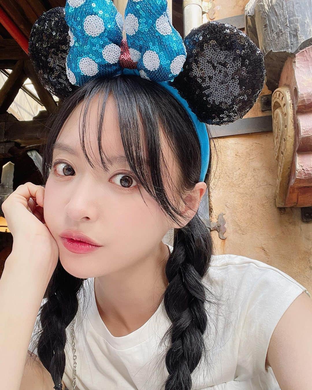ᴅᴏᴜʙʟᴇsᴏᴜᴘのインスタグラム：「ディズニーランドgrwmを見に来てください！🎡🎠🎢🫶✨  도쿄 디즈니랜드 다녀왔써요 >_< !!! 이날 찍은 겟레디 일본 채널에 UP!!! 일요일에는 아마도 디즈니 vlog 올라갈 예정이니까 많이 기대해주세요 🫶✨❤️」