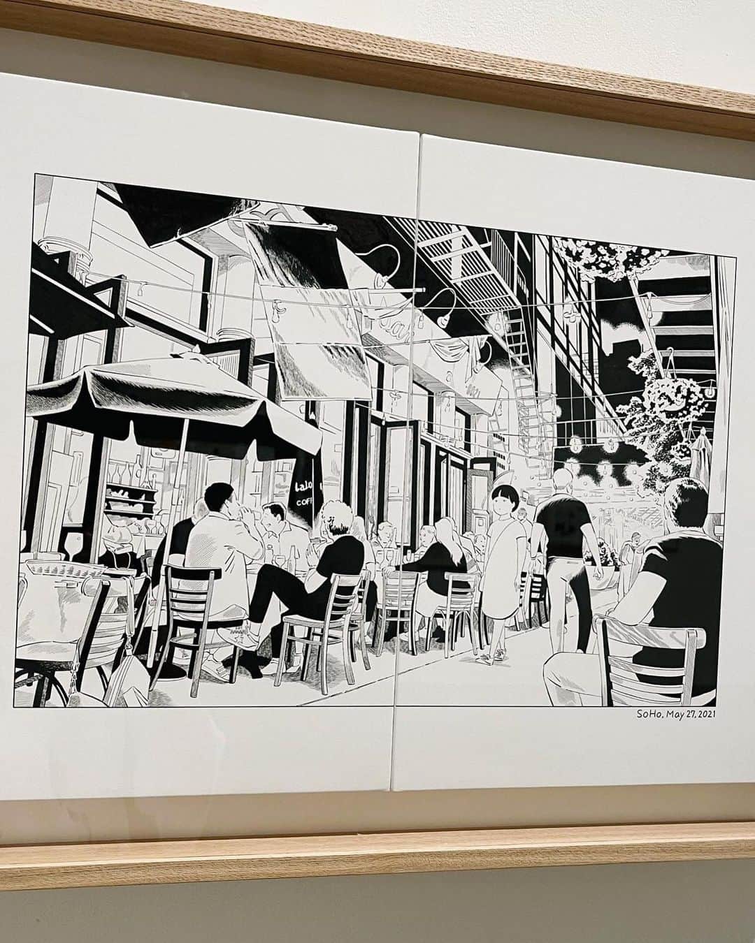 蒼山幸子さんのインスタグラム写真 - (蒼山幸子Instagram)「近藤聡乃さんの 「ニューヨークで考え中」展へ。 とっても素敵な空間。 わたしが最初に近藤聡乃さんの絵に出会ったのは、 たまの「電車かもしれない」という名曲の アニメーションビデオでした。 曲のすごさも相まって心がひりひりとするような、 こわくてかわいくて、洗練された線の魔力に ノックアウトされて、何周も何周も見返したものです。 「A子さんの恋人」は人生のバイブルのひとつと言えるほど、すごく好きな作品で、 中に出てくる人たちもみんな好きで。 たまに会いたくて読み返してしまうし、 コロナ禍でもやもやしていた時は、 刊行された「ニューヨークで考え中」の新刊を読んでは、 遠い海の向こうの人たちも些細で地道な同じ時を過ごしているのだな、と思いを馳せていくうちにすっと心を落ち着けることが出来たのでした。 と、たくさん書いてしまうくらい、とにかくどの作品も惚れ惚れするほど素晴らしくて大好きです。 (美味しそうなものがたくさん載っているところも！) ニューヨークで考え中の4巻と、なんと、 電車かもしれないちゃん(？)の缶バッチがあったので、買ってしまいました😻」7月13日 19時18分 - sachiko_aoyama