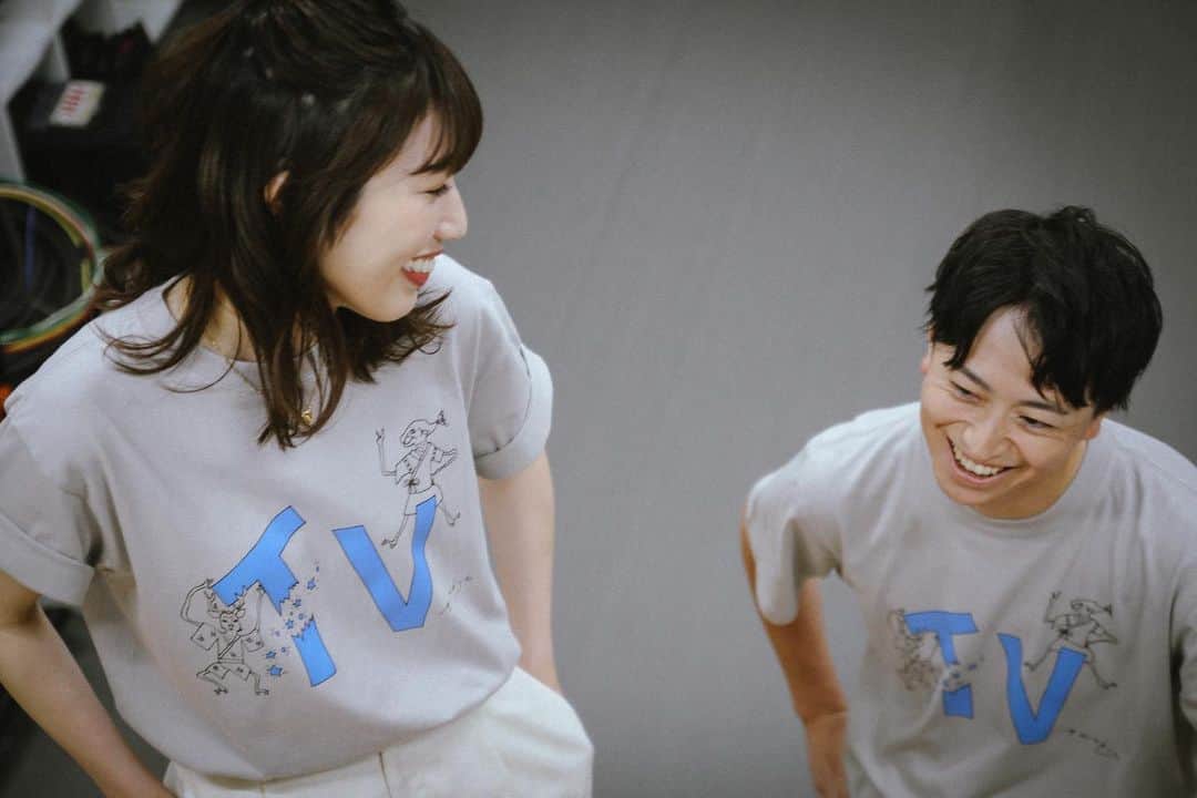 北海道放送「今日ドキッ!」のインスタグラム：「【森田絹子 デザインTシャツ販売❣️】  あす(金)発売！ 今年も皆さんのことをイメージしながら一生懸命描きました✍️  この夏は「テレビTシャツ」でおしゃれに、奇妙に、かわいく決めてださい😍✨ パジャマにしていただいても可！笑 __________________________  ◆HBC赤れんがプレミアムフェスト ◆14(金)〜17(月･祝) ◆M / L /XL  各2500円  ◆100枚 無くなり次第終了 ◆オンラインでの販売はありません ◆15(土)12時〜は森田会場にいます！  ※森田着用 M、男性モデル着用L」