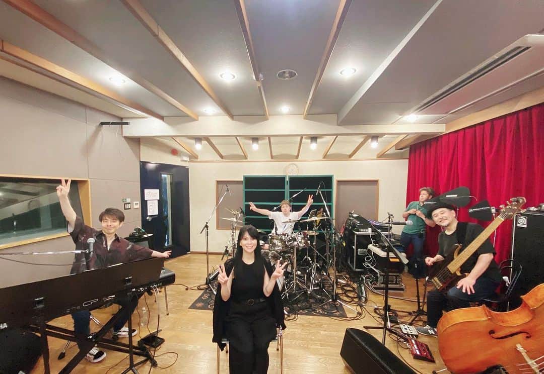 小柳ゆきのインスタグラム：「#小田原フェス  のリハーサルでした！ 今回のメンバーは  Pf.扇谷研人さん Dr.髭白健さん Ba.平石カツミさん  の皆様！ 今回ご一緒させて頂く平石さん、とっても素敵でした😊 本番ワクワクです！！  お時間ある方は是非聴きにきてくださいね✨」
