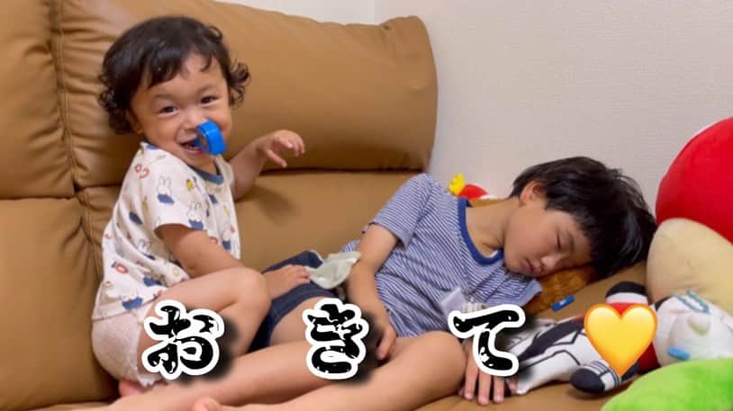 山脇充のインスタグラム：「小学校にあがってからバッタンキューすることが多くなったお兄ちゃん💤  そんな兄を起こしたい！！！！！！！  1歳弟があんなことやこんなことして兄貴を眠りから呼び覚ます？？？  動画アップしました‼️  #YouTube #やまわきくん家 #1歳 #6歳  #兄弟」