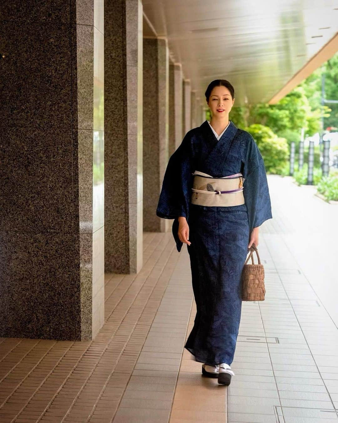 川原亜矢子のインスタグラム：「時空旅を満喫 #tokyo #kimono #moviegoer ##indianajones #映画鑑賞 #着物 #夏着物 #和髪 #おやつ」