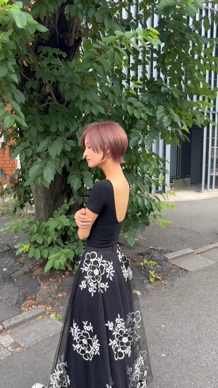 林まきのインスタグラム：「TORUGATOのバックオープンTシャツと、こういうトップスの時の下着問題を解決してくれるTORUGATOのスタイルアップブラ @_torugato_apparel_  背中見せが綺麗に叶うので、こちらは2枚目を注文してしまいました☺️ #大人フェミニン #ショートヘア #ハンサムショート女子 #大人カジュアル #torugato #redvalentino #ピンクベージュ #tシャツコーデ」