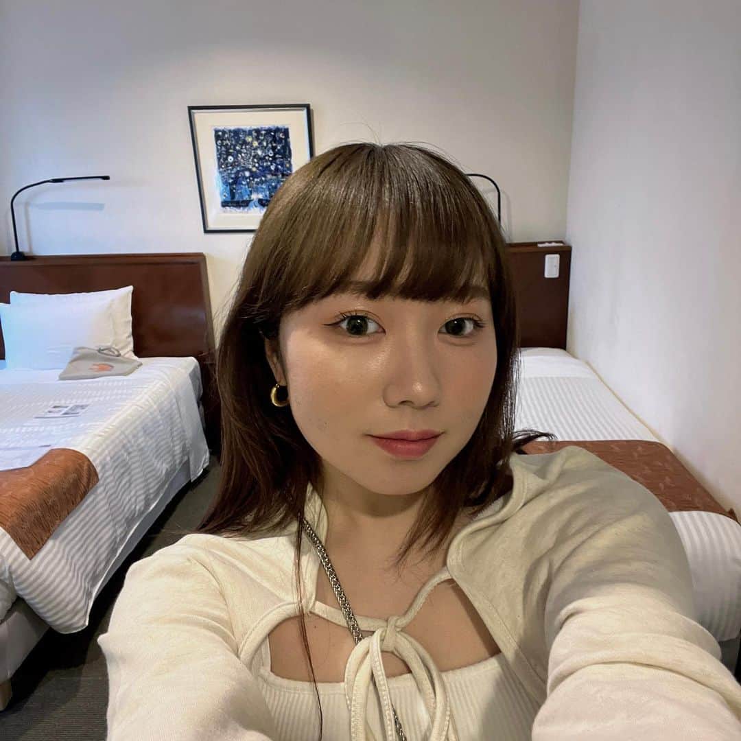 むくのインスタグラム：「むくえながアンバサダーを務めるメイベリン FIT MEのWeb CMはもう見てくれましたか？🫢  沖縄での撮影本当にたのしかったな~🫶🏻 暑い中使ってたけど崩れなかったし、 サラサラな仕上がりで本当に愛用してる🤱🏻♡ 今日の動画はその時の沖縄観光Vlogなのでぜひ見てね👐🏻✨  全国のバラエティストアや ドラッグストア、オンラインストアで購入できるからぜひgetしてね！🌠✨  #メイベリン #PR #フィットミー #顔面死守ファンデ #ファンデーション #ファンデ #リキッドファンデ #リキッドファンデーション」